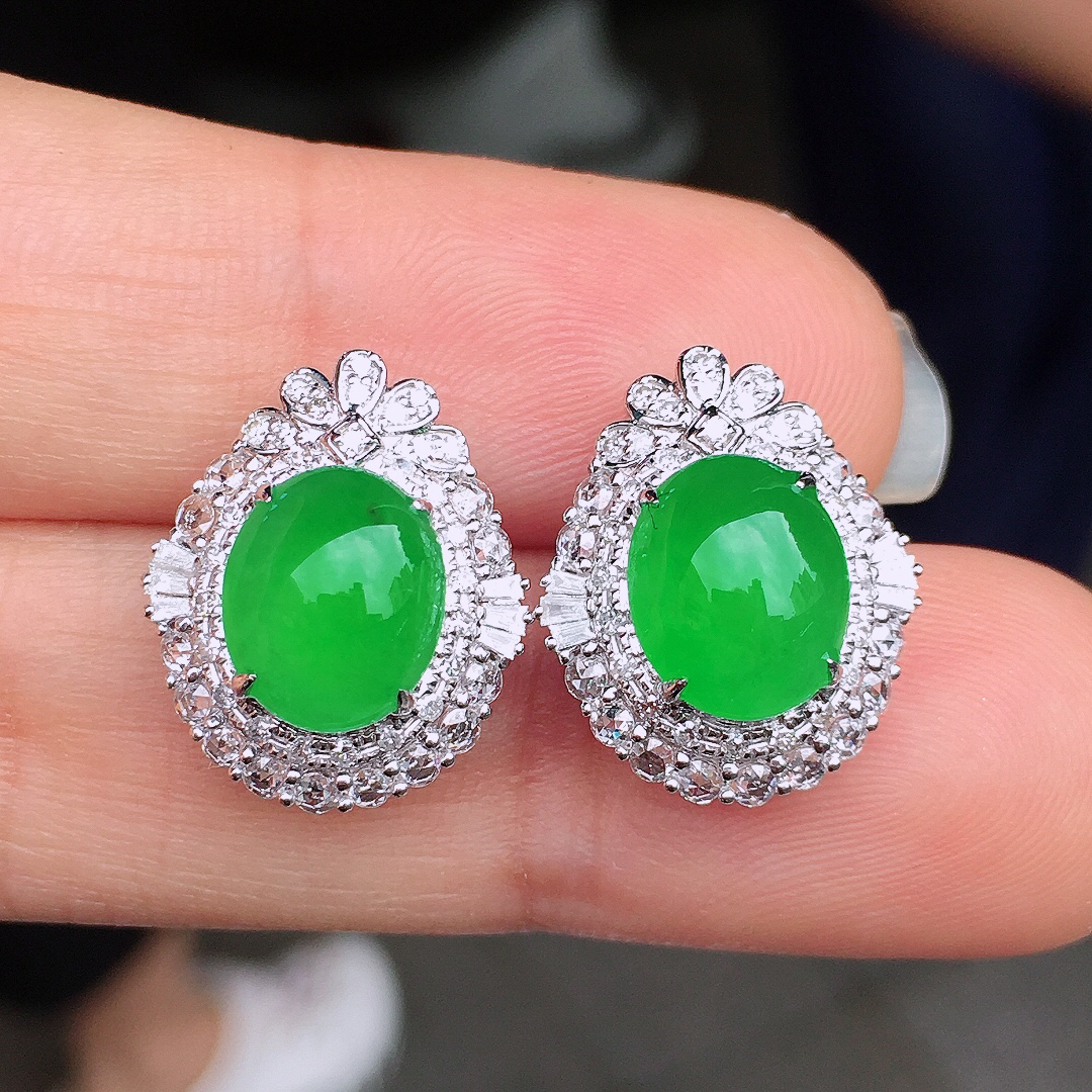 阳绿蛋面耳钉，色泽均匀艳丽，玉质细腻，荧光感超
强，饱满圆润，尽显优雅气质，18k
金豪华镶嵌