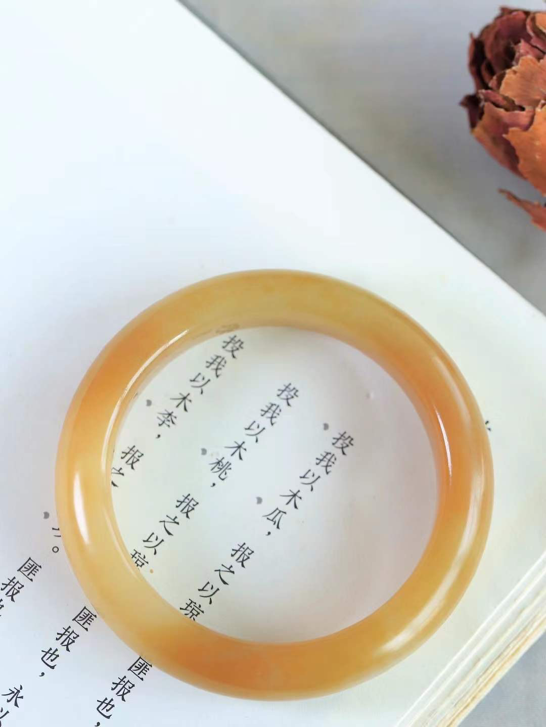 【情有独钟.手镯】

精品和田玉糖玉手镯 玉质温润细腻 油性十足 手感舒适，高华雅逸，线条流畅，简约大气，美自天成，素雅高贵。佩戴于腕间，婉约之美，举手投足间透出那低调奢华。重59.2克 内径53mm 尺寸14.2-9mm   FDT-7940395