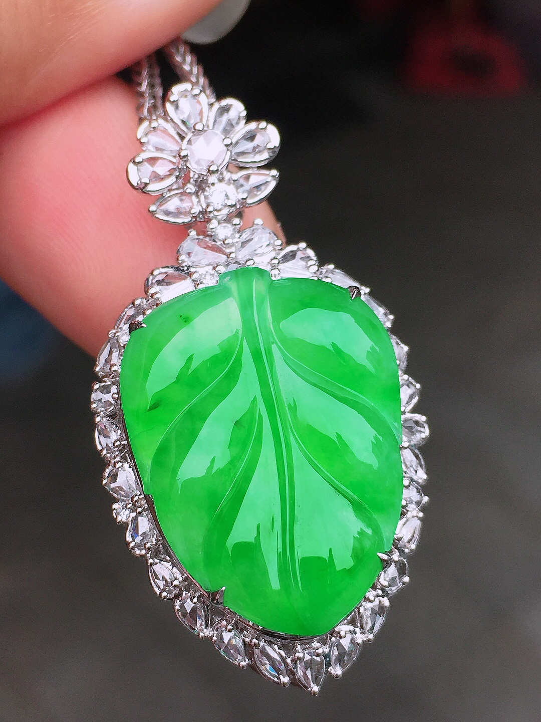 阳绿玉叶吊坠，色泽均匀艳丽，玉质细腻，荧光感超
强，饱满圆润，尽显优雅气质，18k
金豪华镶嵌