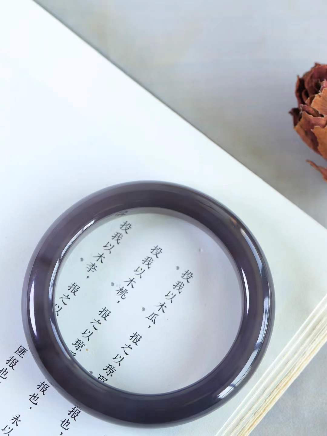 （柔情素语.手镯）

精品和田玉烟紫手镯，玉质细腻，手感温润，光泽柔和，寓意高贵、华丽、祥瑞、喜庆 ，寓意着会带来一派祥和之气！重62克   内径56mm尺寸12-10mm  7840379T