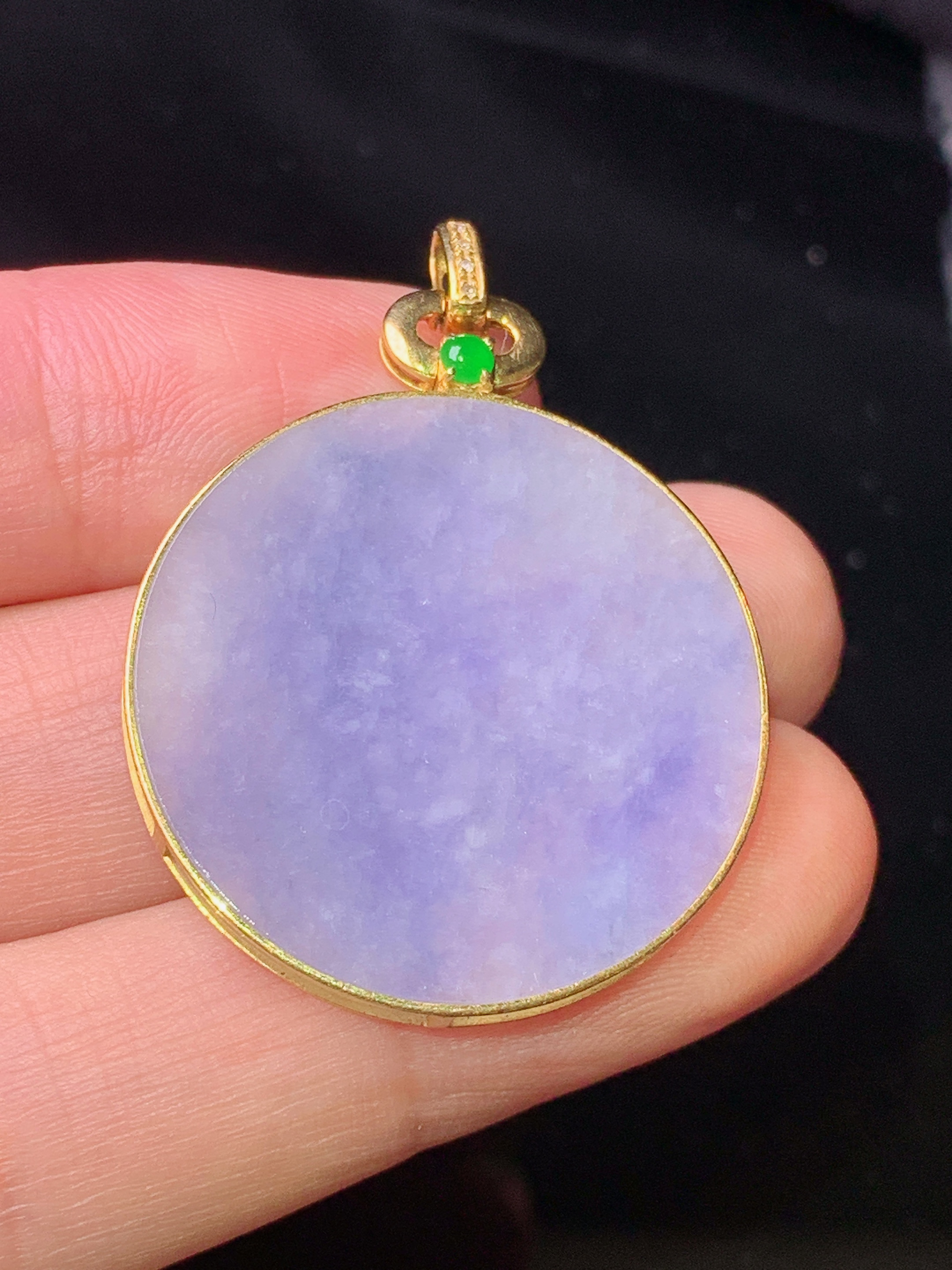 18k金镶嵌紫罗兰圆牌吊坠 玉质细腻 色泽艳丽清新 水润亮眼 整体尺寸36.5*27.2*2.8b1