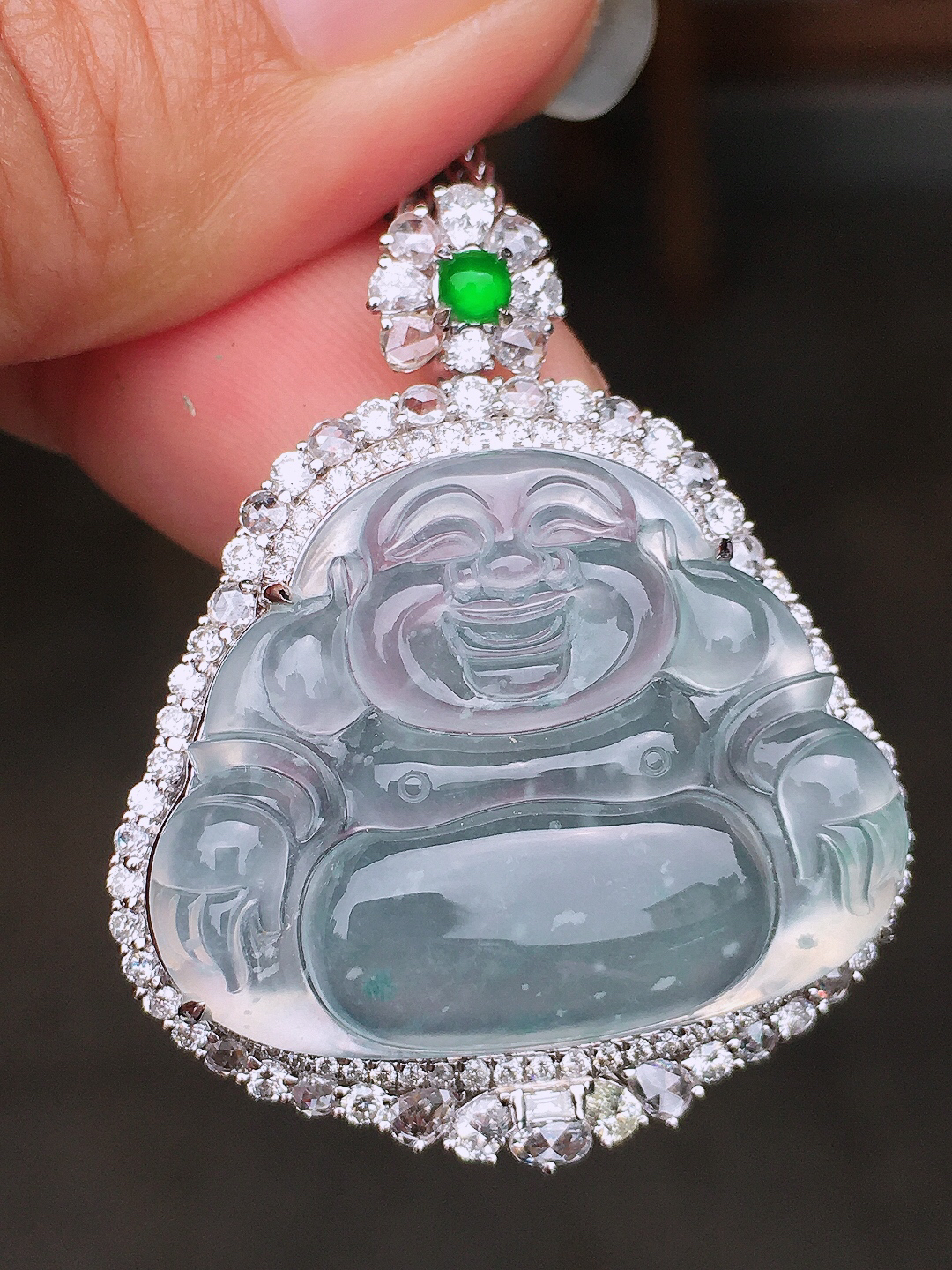 冰飘花佛公吊坠，色泽艳丽，玉质细腻，荧光感超
强，饱满圆润，尽显优雅气质，18k
金豪华镶嵌