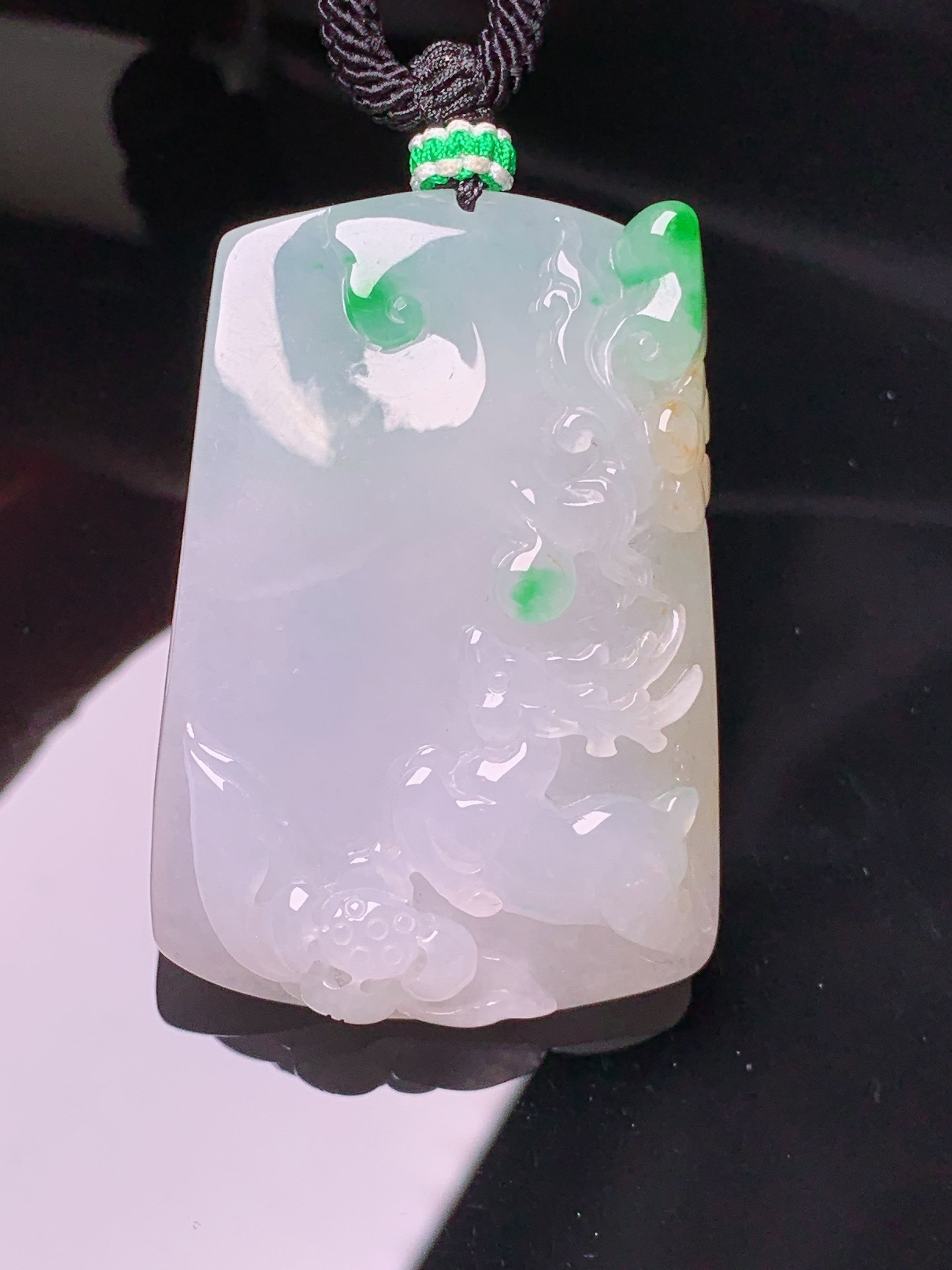 飘绿梅花鹿牌吊坠 玉质细腻 色泽艳丽清新 水润亮眼 整体尺寸46.7*32*9.3a5