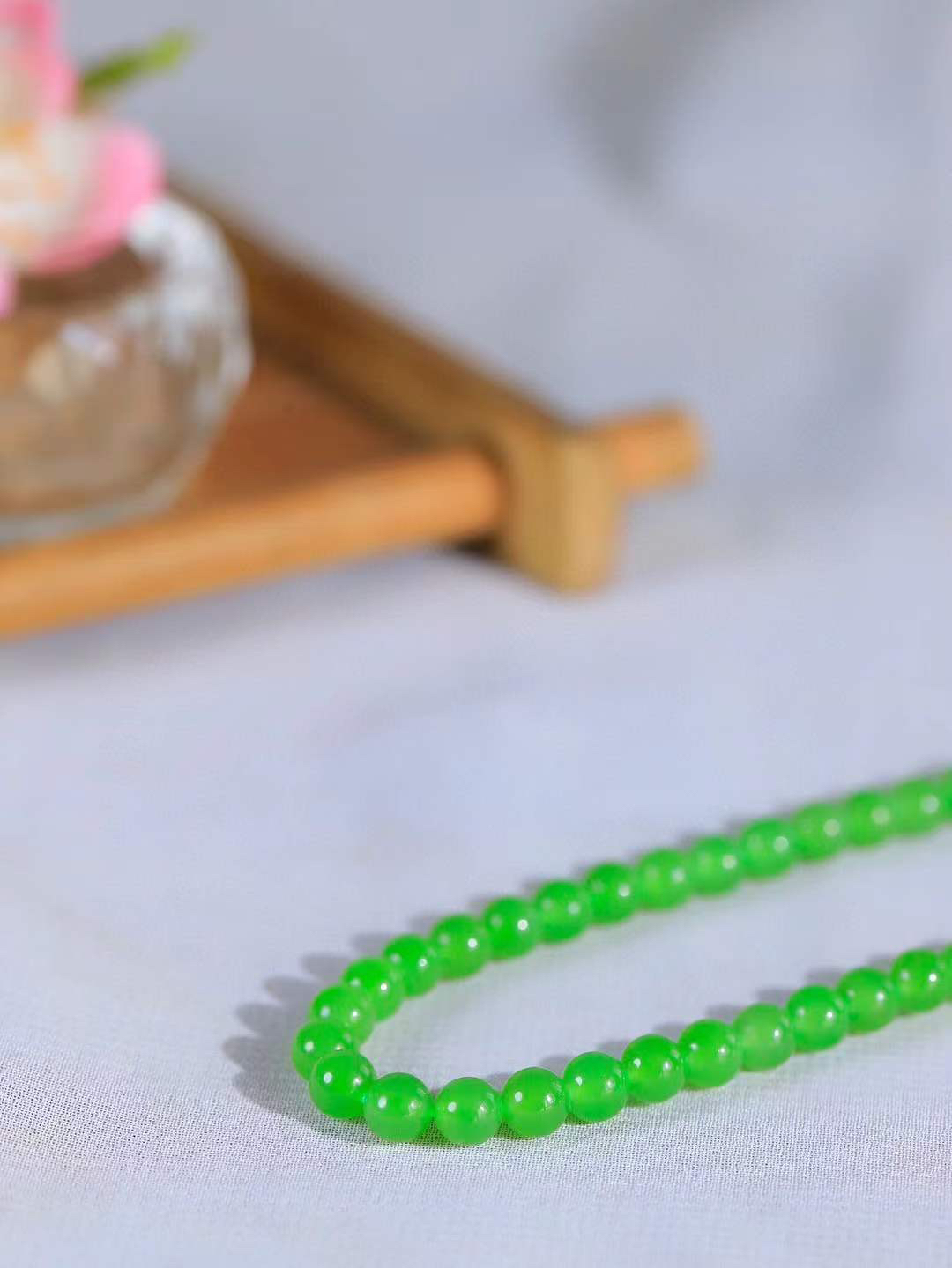 【珠圆玉润.项链】

精品和田玉碧玉珠圆玉润项链，暖黄如蜜，象征“金玉满堂”的富贵与温润谦和的品性；项链承载断除百八烦恼的祈愿，亦合四时流转之圆满，腕间颈间皆藏着人们对平安顺遂、福泽绵长的温柔期许。
重25.6克  尺寸取一4.9mm  4540599A