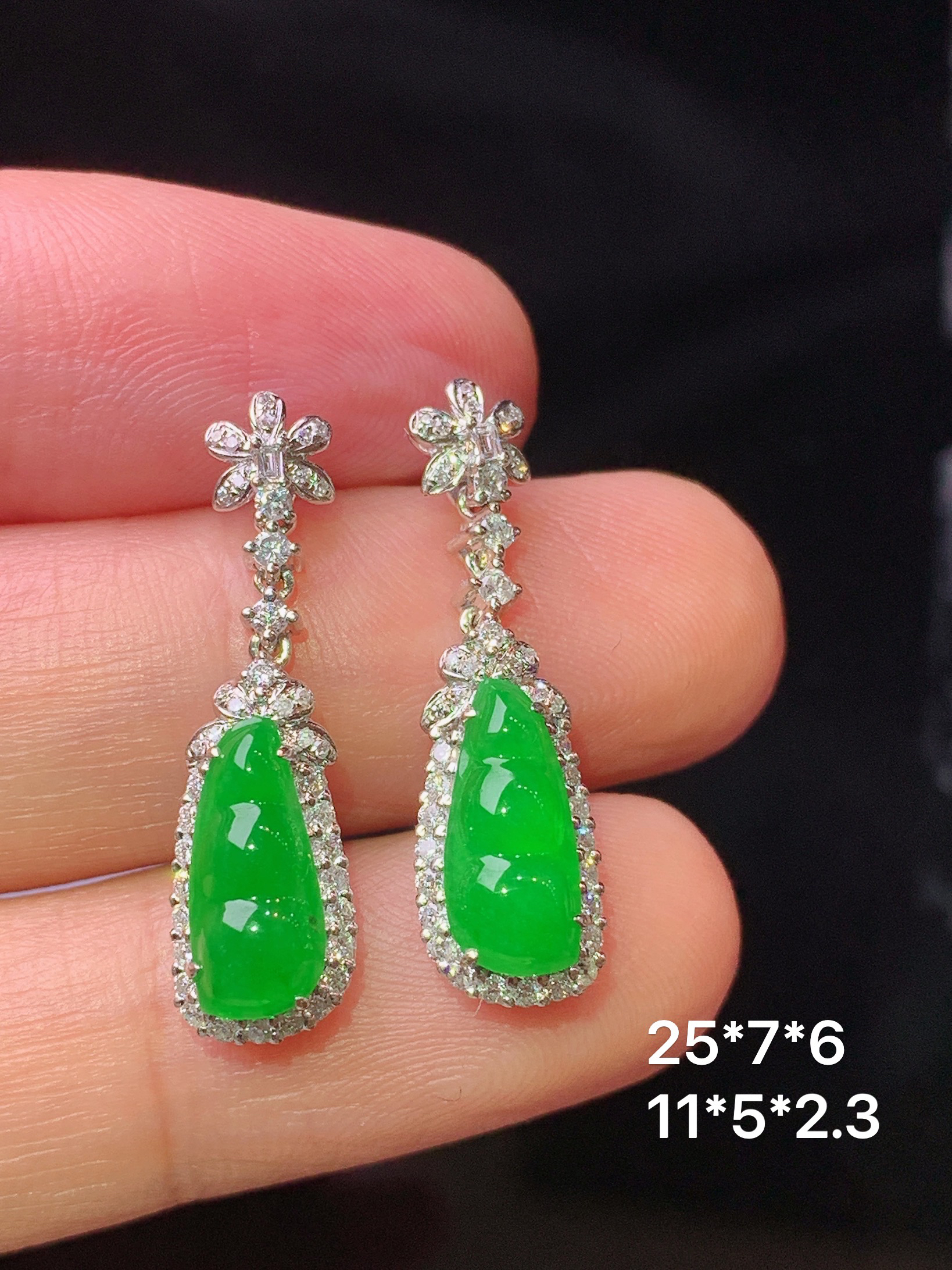 18k金钻镶嵌满绿四季豆耳坠 玉质细腻 色泽艳丽清新 水润亮眼 整体尺寸25*7*6m3