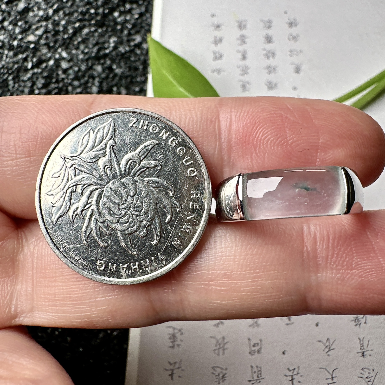 【冰种飘花马鞍戒指】种水上乘，晶莹剔透，纯净通透，18k金钻精美镶嵌，裸石尺寸14*6.2*2.5毫米，圈口可改