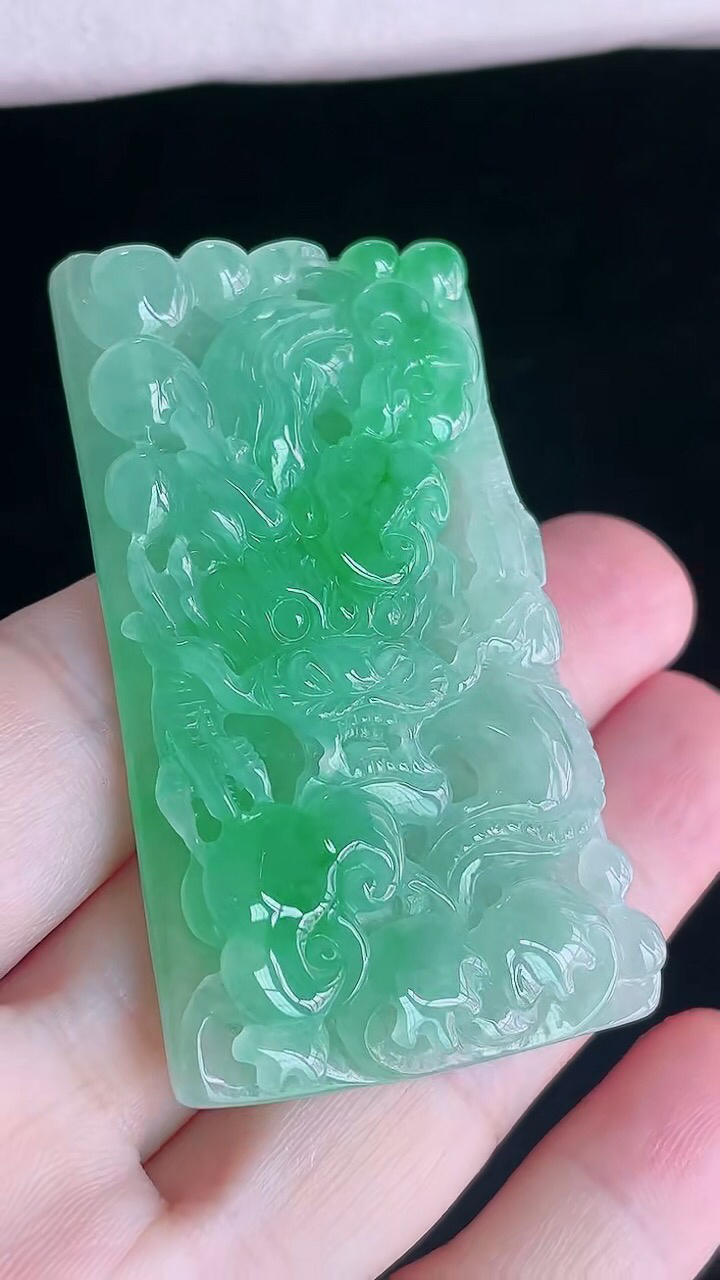 【翡翠名称】老坑种冰飘阳绿龙牌翡翠挂件
【翡翠尺寸】61.3/36/8.5mm
【翡翠描述】宝贝种老水足，玉质细腻，色泽靓丽，性价比高，佩戴效果好！
【其它赠送】权威证书/精美挂绳盒子/支持全国复检