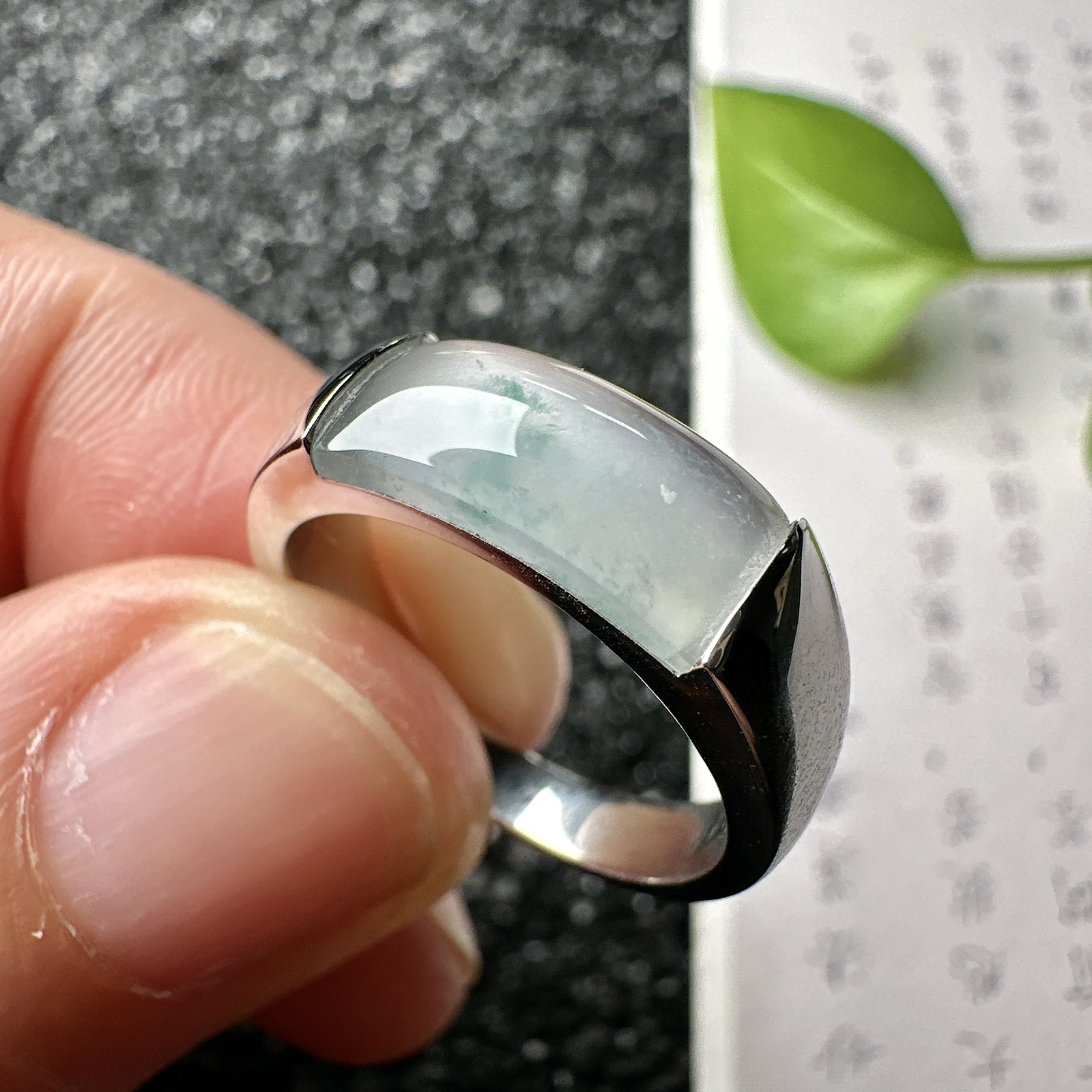 【冰种飘花马鞍戒指】种水上乘，晶莹剔透，纯净通透，18k金钻精美镶嵌，裸石尺寸14*6.2*2.5毫米，圈口可改