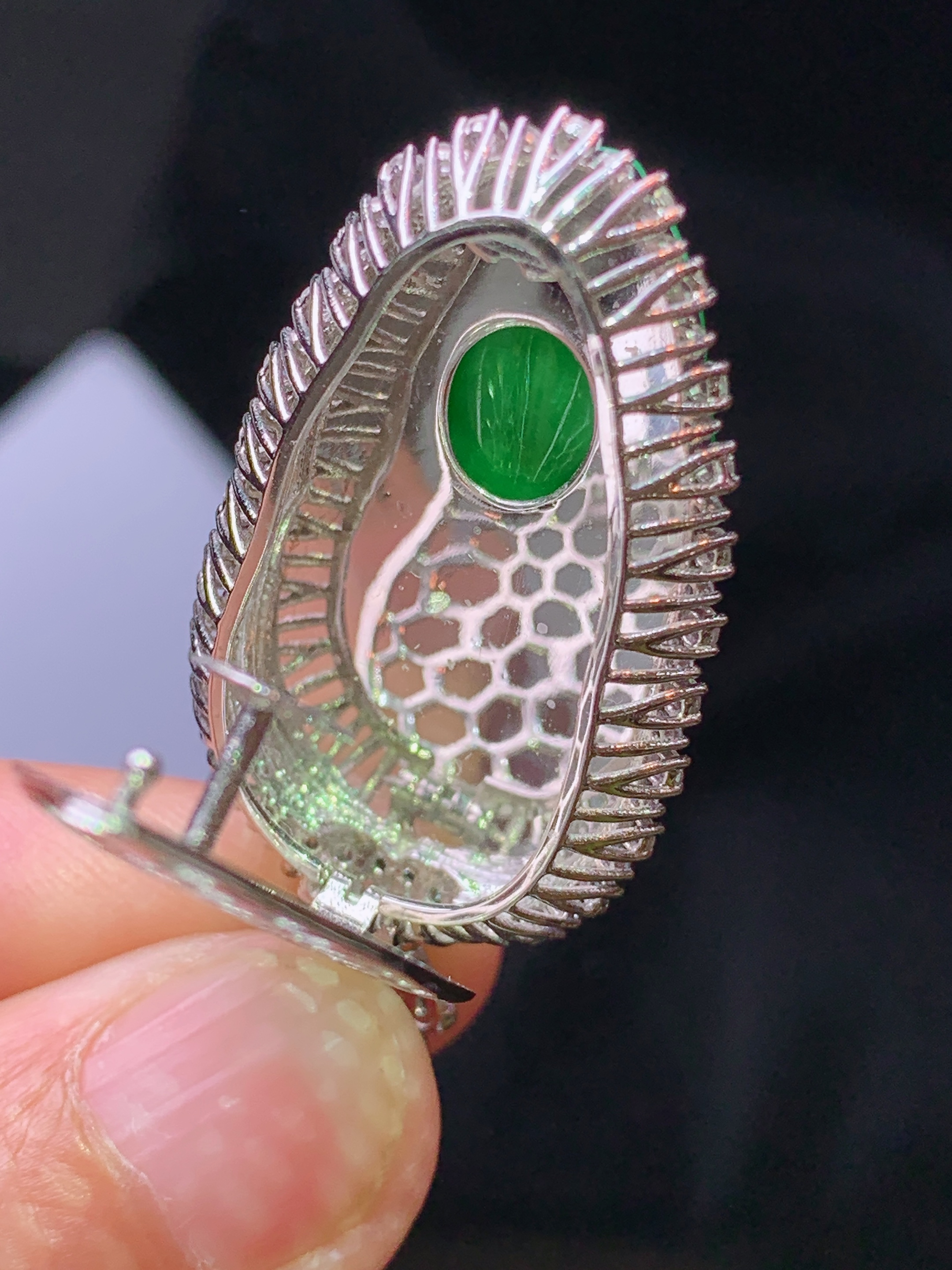 18k金钻镶嵌满绿树叶吊坠 玉质细腻 色泽艳丽清新 水润亮眼 整体尺寸44.2*21.5*9.5L2