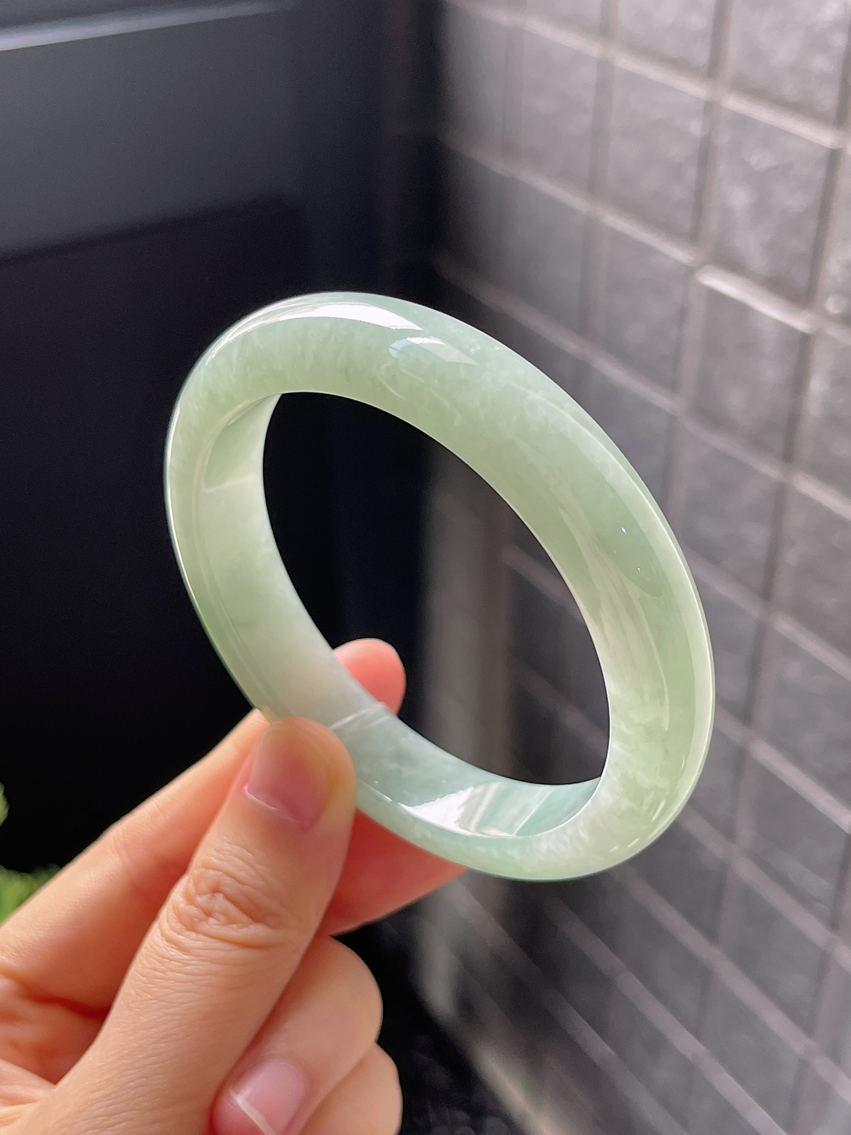 正圈57圈口，翡翠糯化种淡绿色手镯