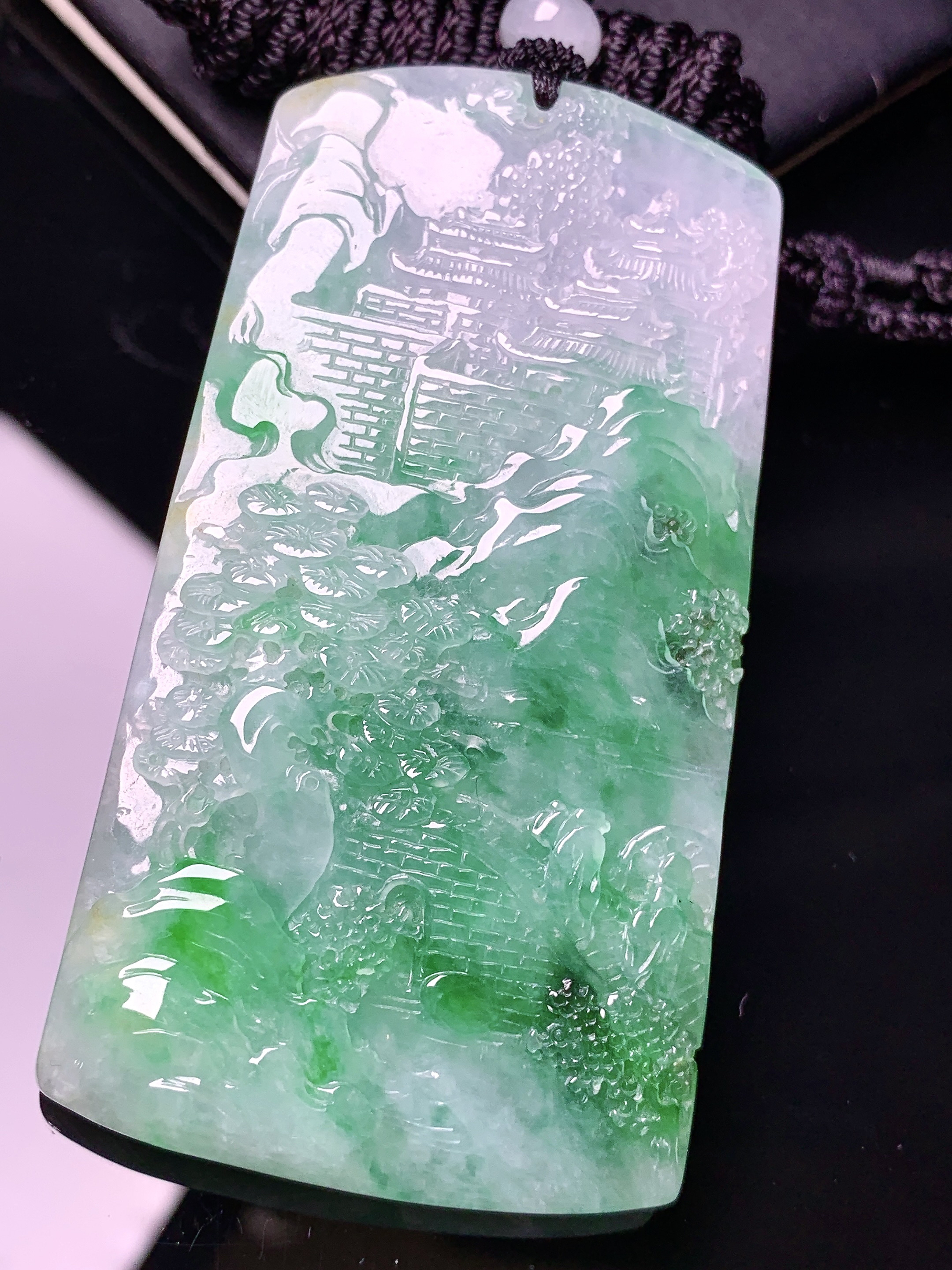 飘绿山水牌子吊坠 玉质细腻 色泽艳丽清新 水润亮眼 整体尺寸69.2*37.3*7.8L1