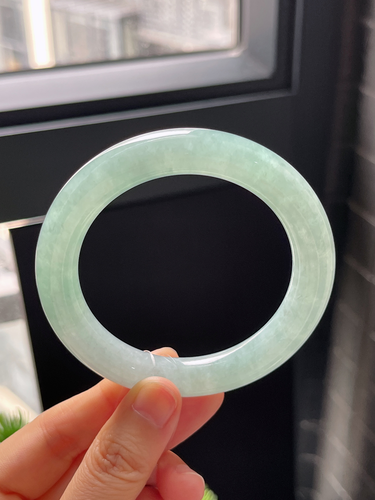 圆镯56.3圈口，翡翠冰糯种浅绿色手镯