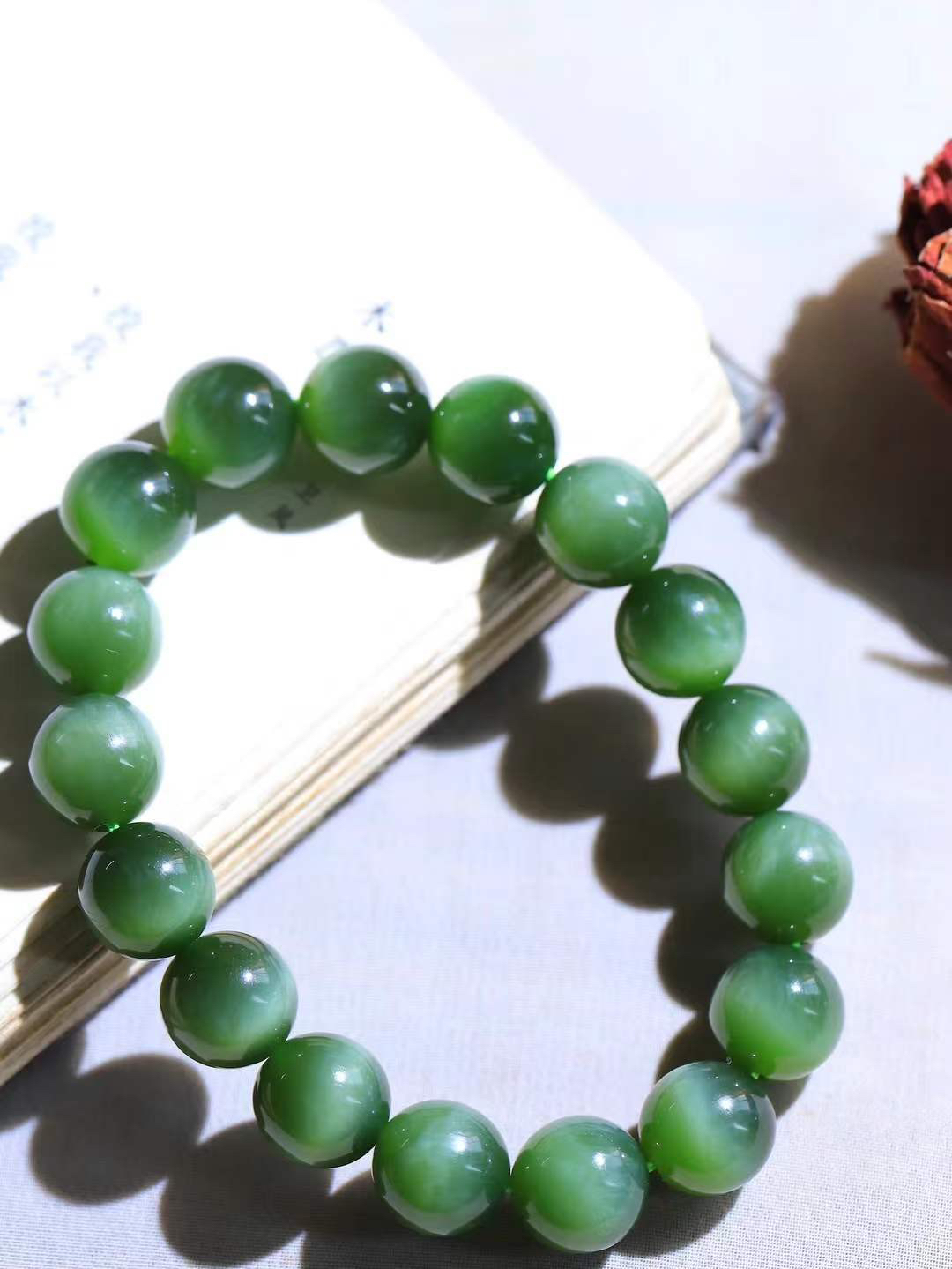 （猫眼手串）

精品和田玉碧玉猫眼圆珠手串 质地温润灵动 猫眼儿般的光中，有波光潋滟，也有梦幻清韵。行走于市井的喧嚣，相顾不言，便得清欢。重44.4克 尺寸取一11.7mmFDA-2340352