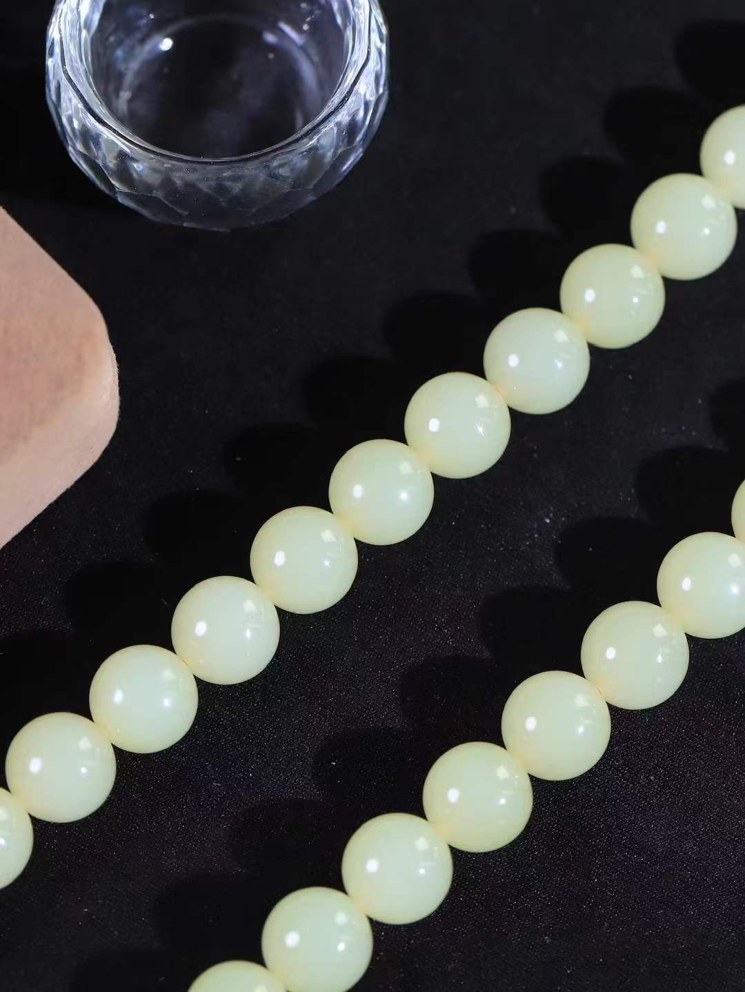 【珠圆玉润.项链】

精品和田玉黄口珠圆玉润项链 玉质细腻油润 饱满光滑 质朴无华，悠远简单，人心境界远，百世修炼深，心灵常驻善意持，觉悟人生百世修。重107.2克 尺寸取一12mm  FDL-2240522