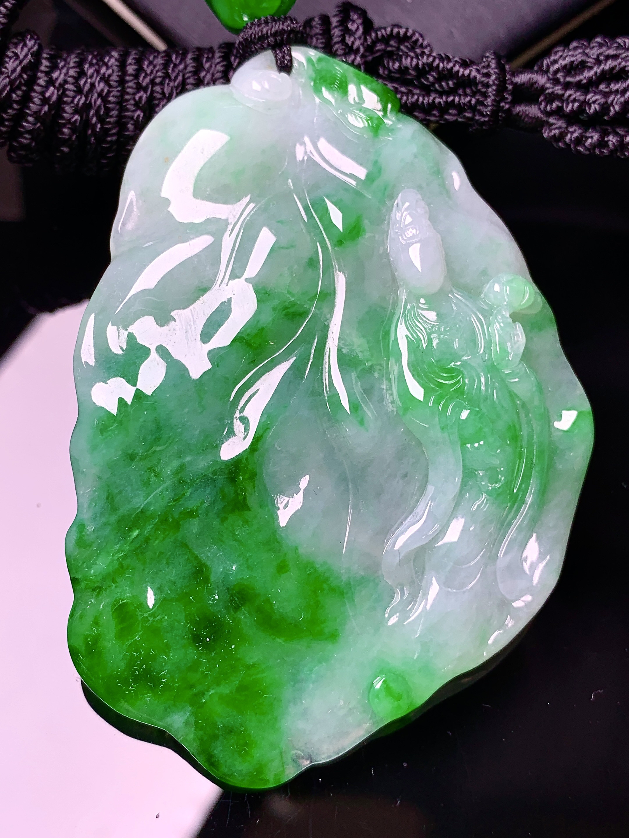 飘绿观音菩萨吊坠 玉质细腻 色泽艳丽清新 水润亮眼 整体尺寸65.7*45.2*8.8w1