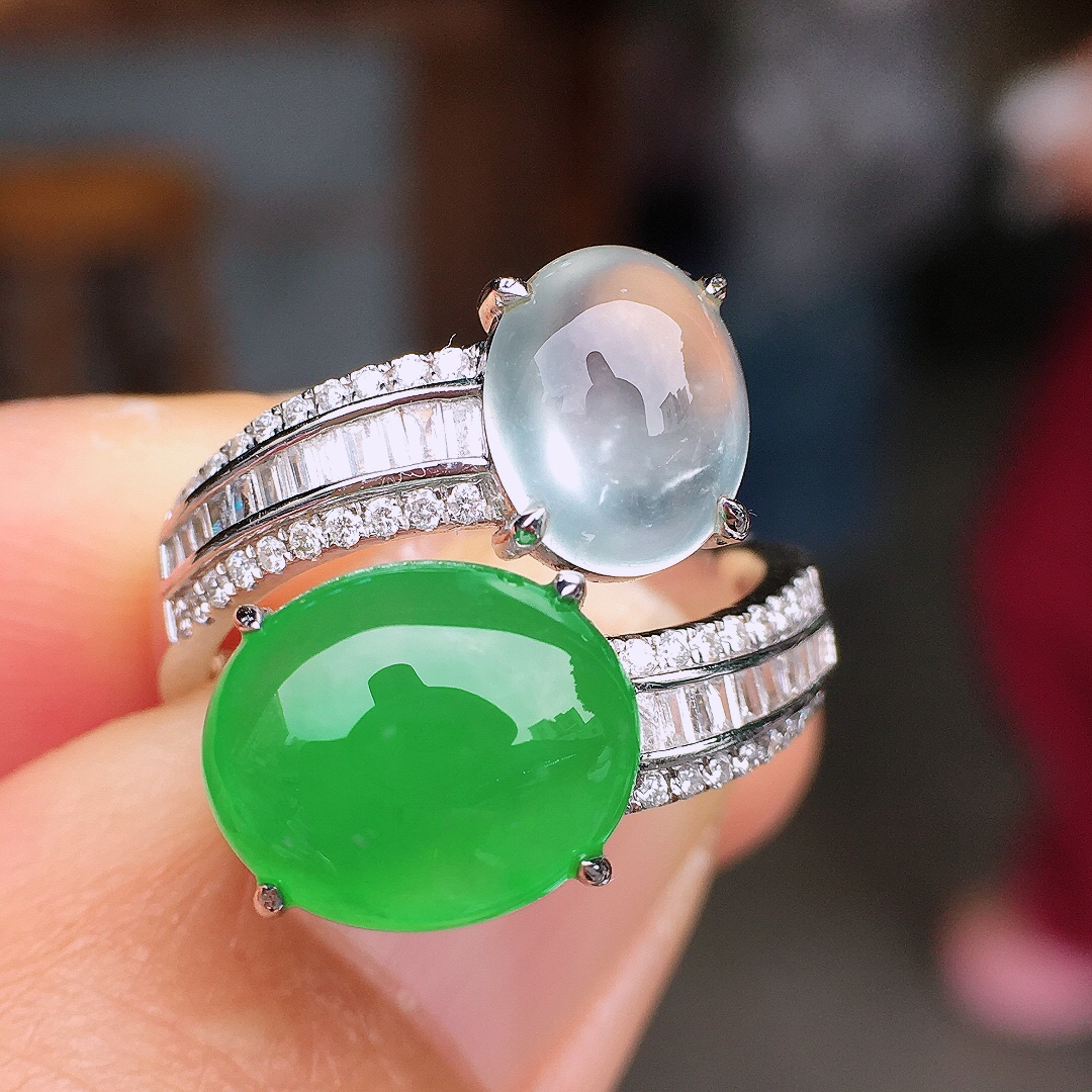 （冰+绿）二合一戒指，色泽均匀艳丽，玉质细腻，荧光感超
强，饱满圆润，尽显优雅气质，18k
金豪华镶嵌