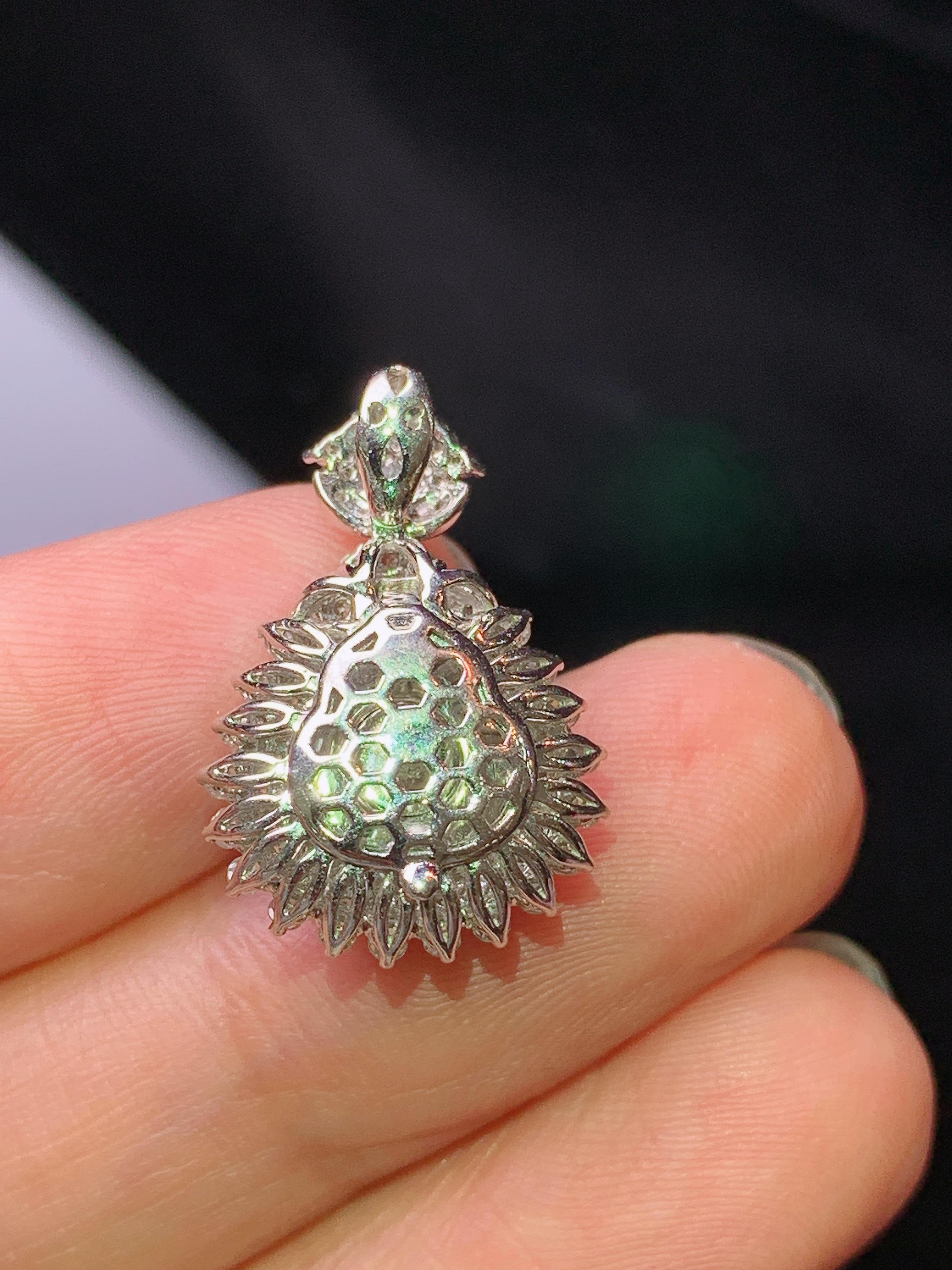 18k金钻镶嵌翠绿葫芦吊坠 玉质细腻 色泽艳丽清新 水润亮眼 整体尺寸20.8*14*9h1