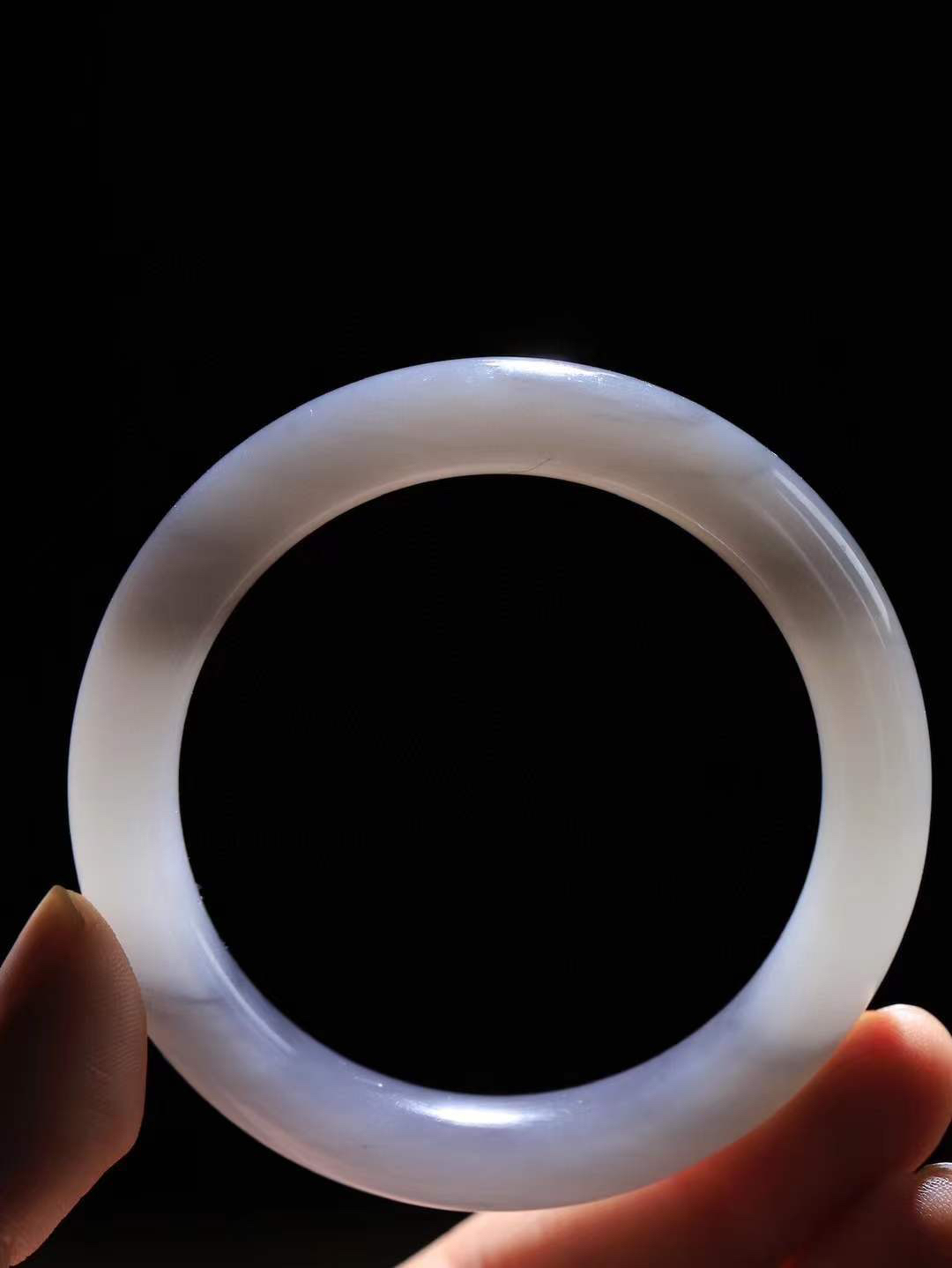 （温柔雅致.手镯）

精品️和田玉烟紫白玉双色手镯。镯型饱满，温润细腻，脂润沁香。️执一卷书，沏一盏茶，着一袭裙，戴一只镯。淡淡浅笺，素心若兰，静赏玉中诗画。悠悠岁月，芊手轻摘，盛满诗样芳华。重53.5克   尺寸53.5-12-9.5mm    FDL-6640500