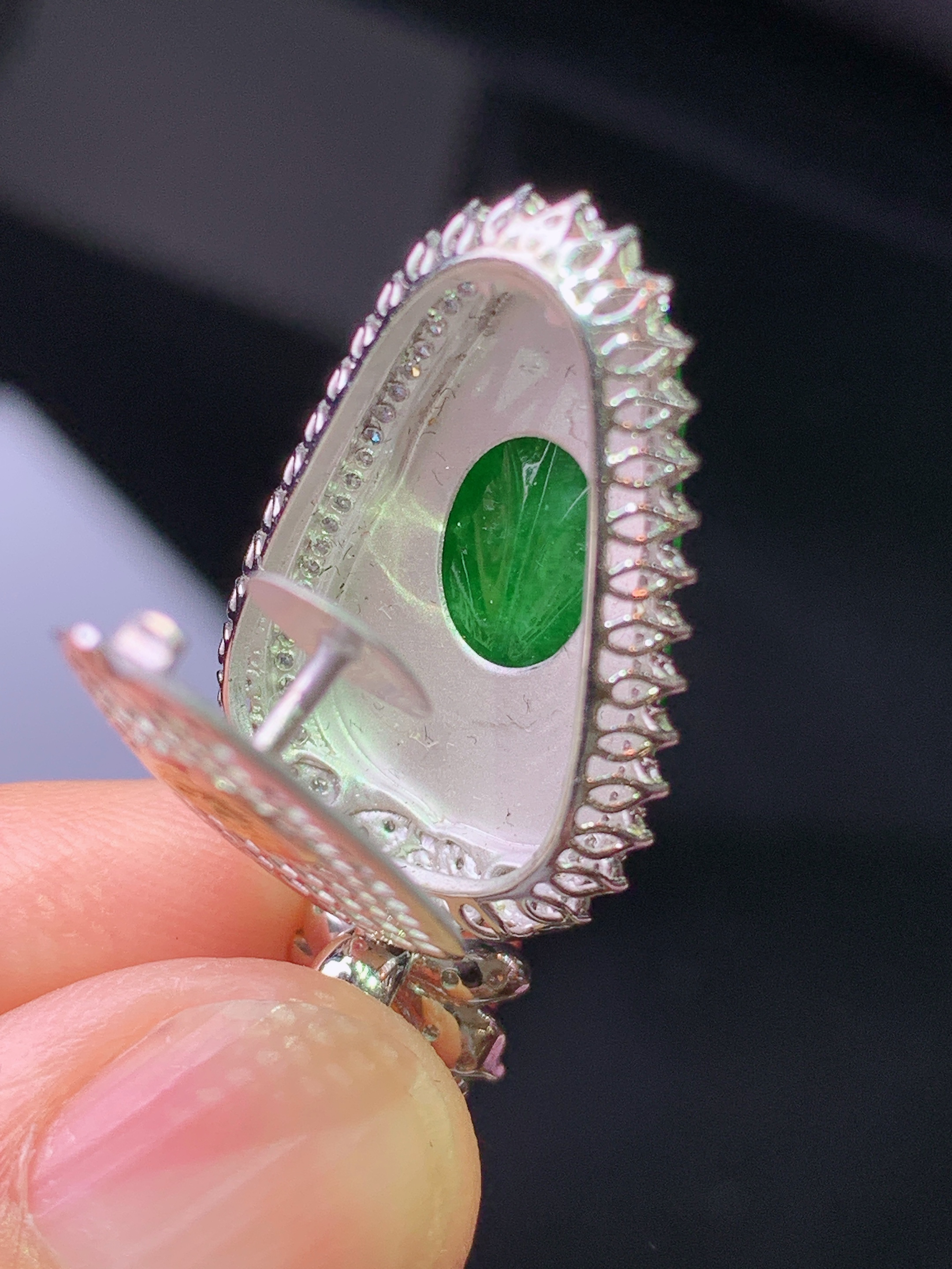 18k金钻镶嵌满绿树叶吊坠 玉质细腻 色泽艳丽清新 水润亮眼 整体尺寸32.7*16*7.6g2