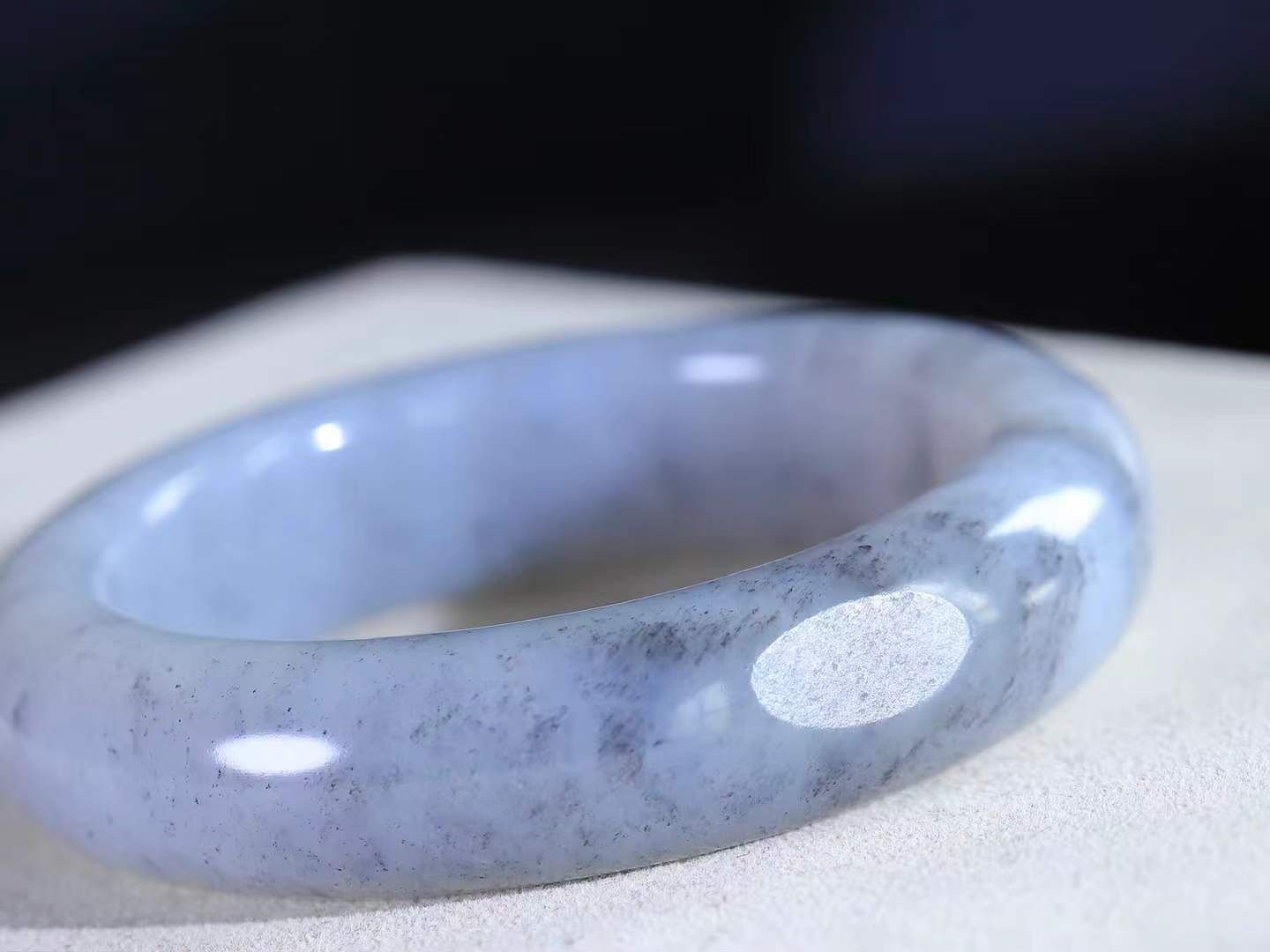 【籽.水墨风情.手镯】

新疆和田籽料青花手镯 玉质细腻饱满，镯型大气，脂感油润。青花晕染轻淌，让人