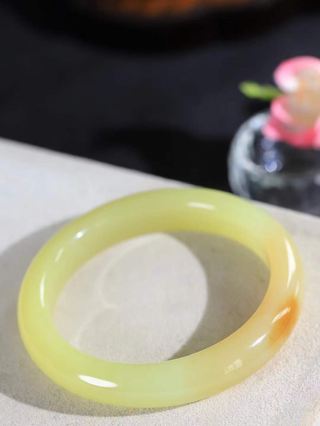 （一见倾心.手镯）

精品和田玉黄口带糖手镯，玉质温润细腻 油性十足 手感舒适，高华雅逸，线条流畅，