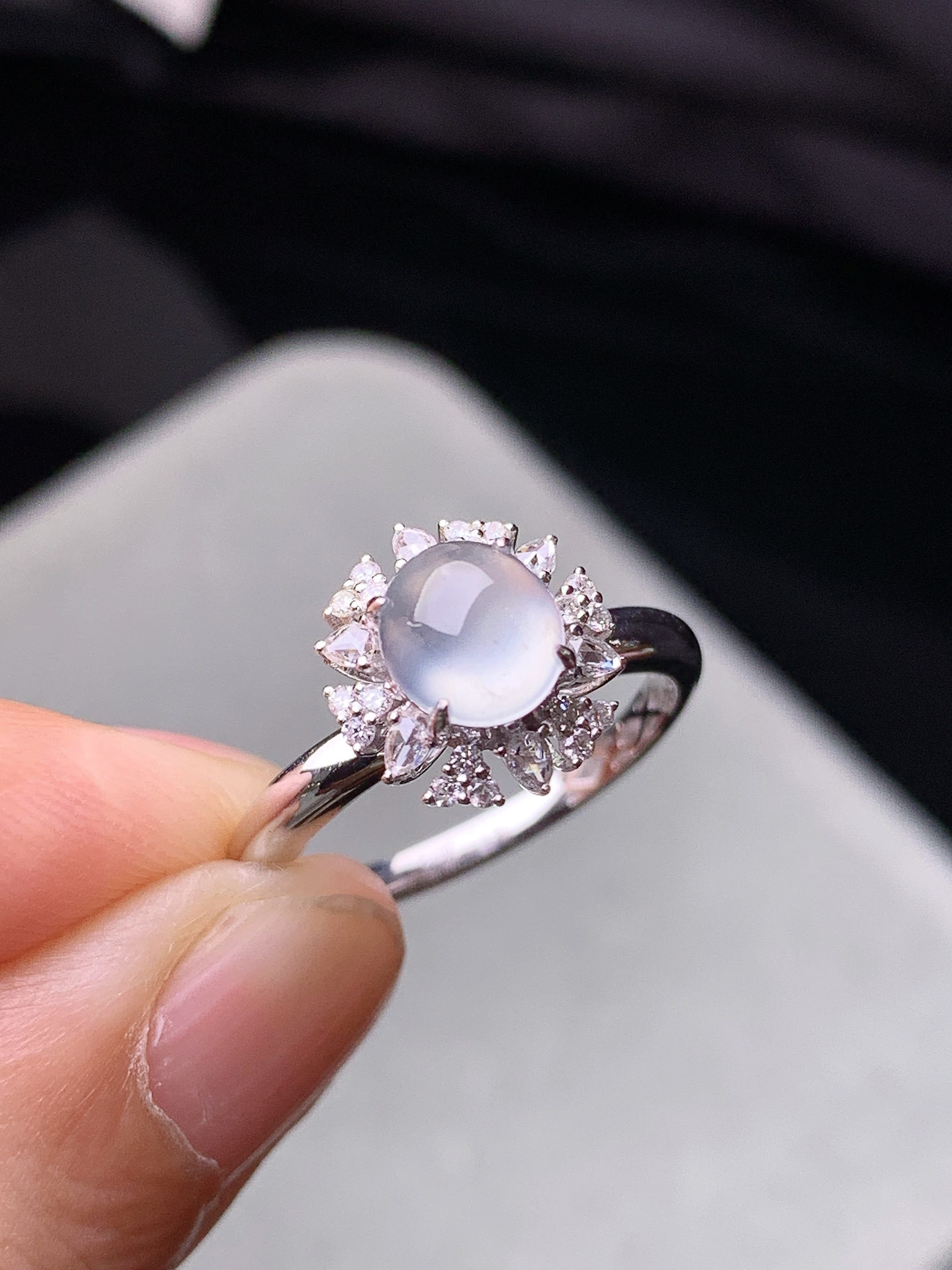 18k金钻镶嵌冰种蛋面戒指 玉质细腻 色泽艳丽清新 水润亮眼 圈口14 整体尺寸11*10.2*8.