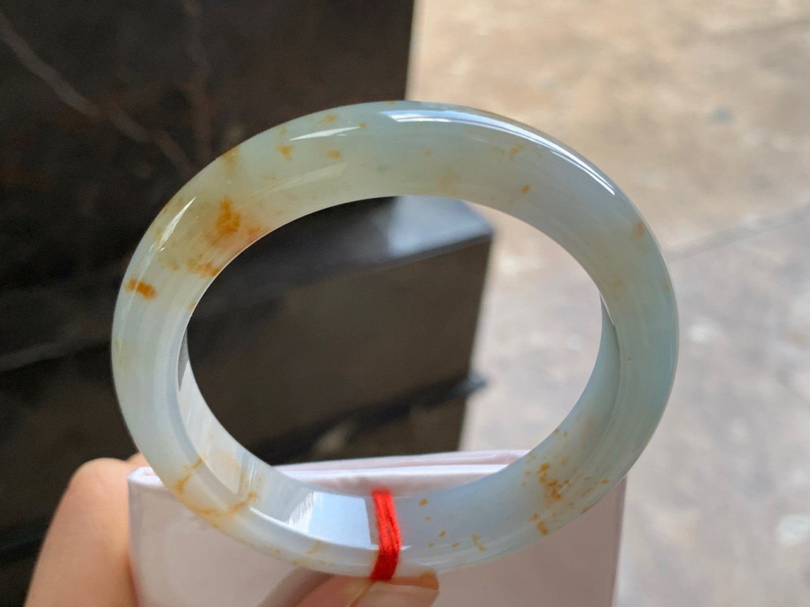 55.5-12.2-8.6

撒金手镯^_^玉质温润 细腻