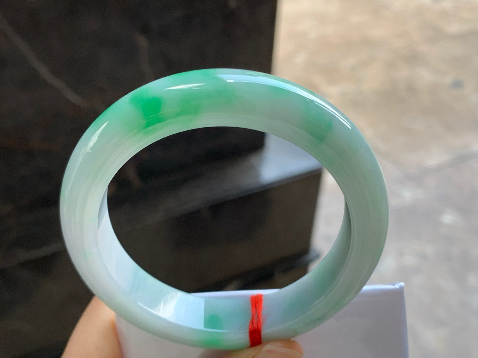 55.5-12.8-9.2

带色手镯^_^细腻