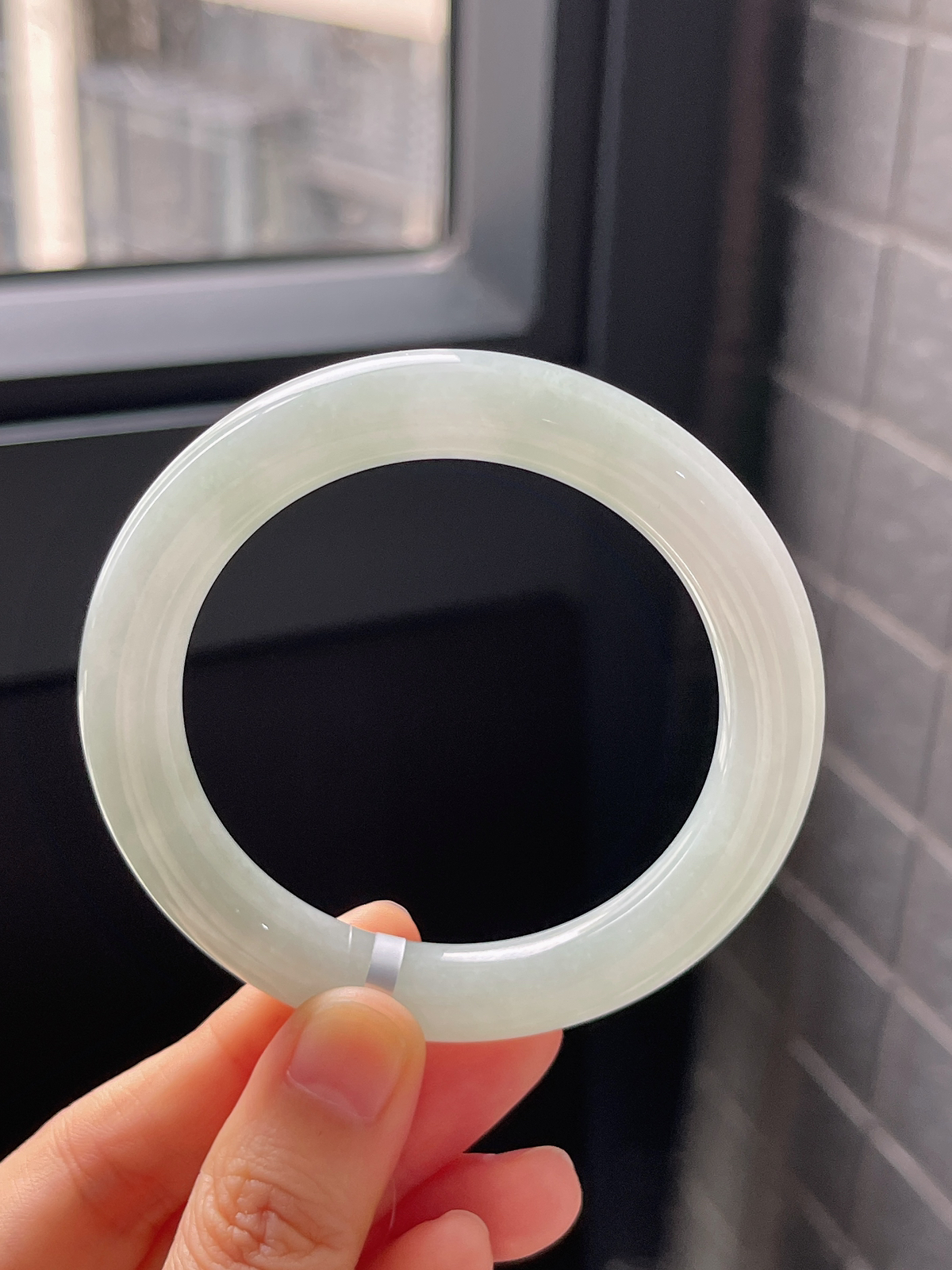 圆镯52.4圈口，翡翠冰糯种浅绿色手镯