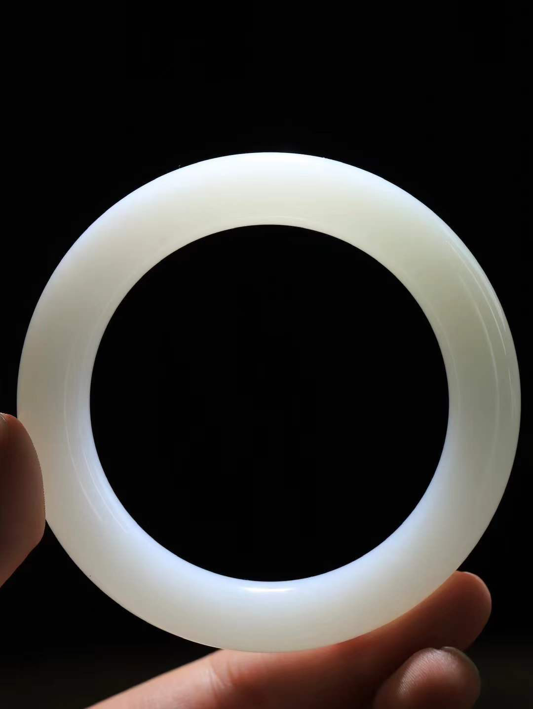 【玉佳人·手镯】

收藏级臻品和田玉白玉圆条手镯 ，玉质细腻油润，做工细致精美，端庄素雅，亭亭玉立，芊芊素手。芊芊素手，怎能忘镯？秀美圆条，更显婀娜。内径59.5mm 尺寸12.6-12.1mm重79.2克6940500T