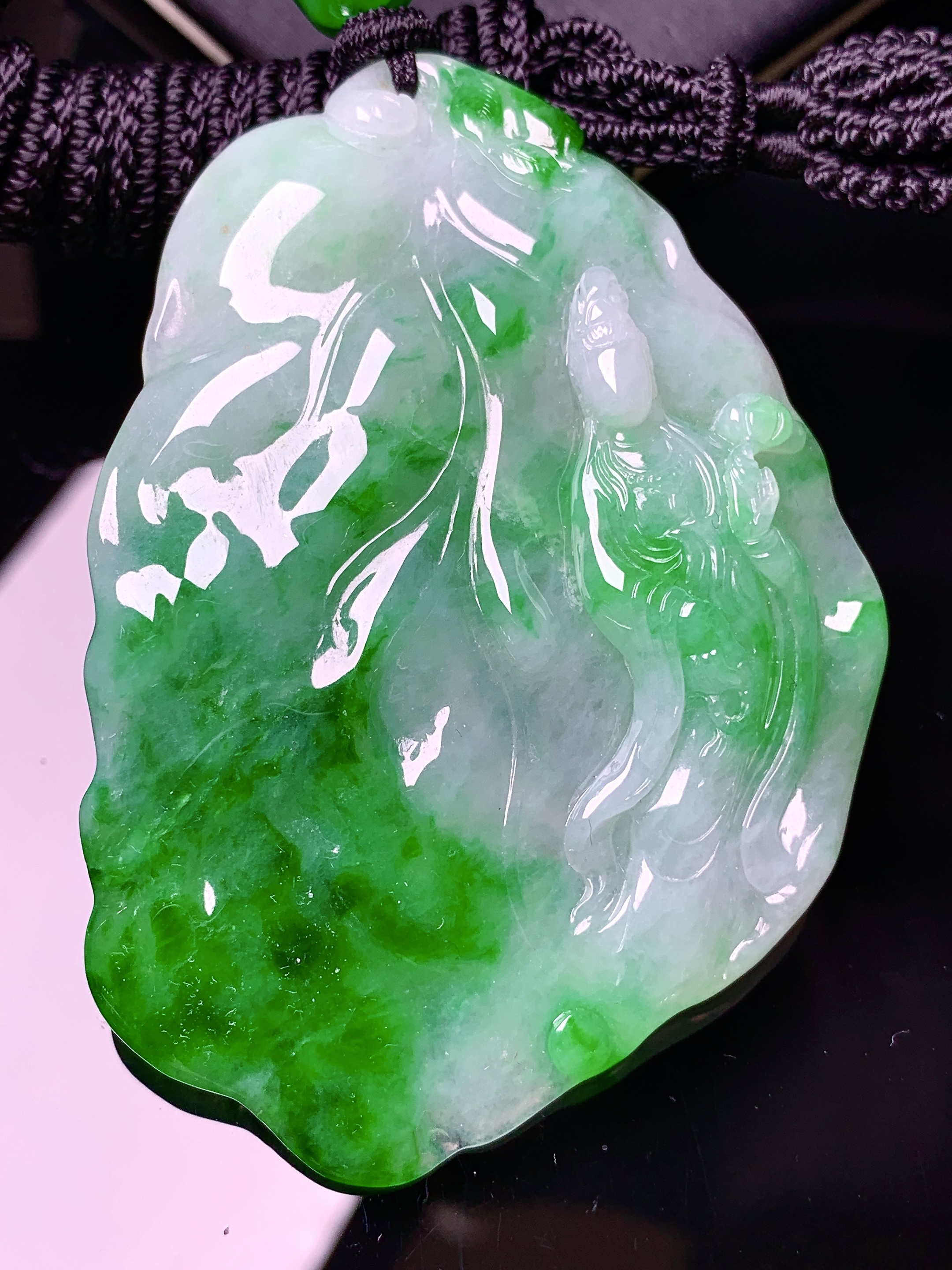 飘绿观音菩萨吊坠 玉质细腻 色泽艳丽清新 水润亮眼 整体尺寸65.7*45.2*8.8w1