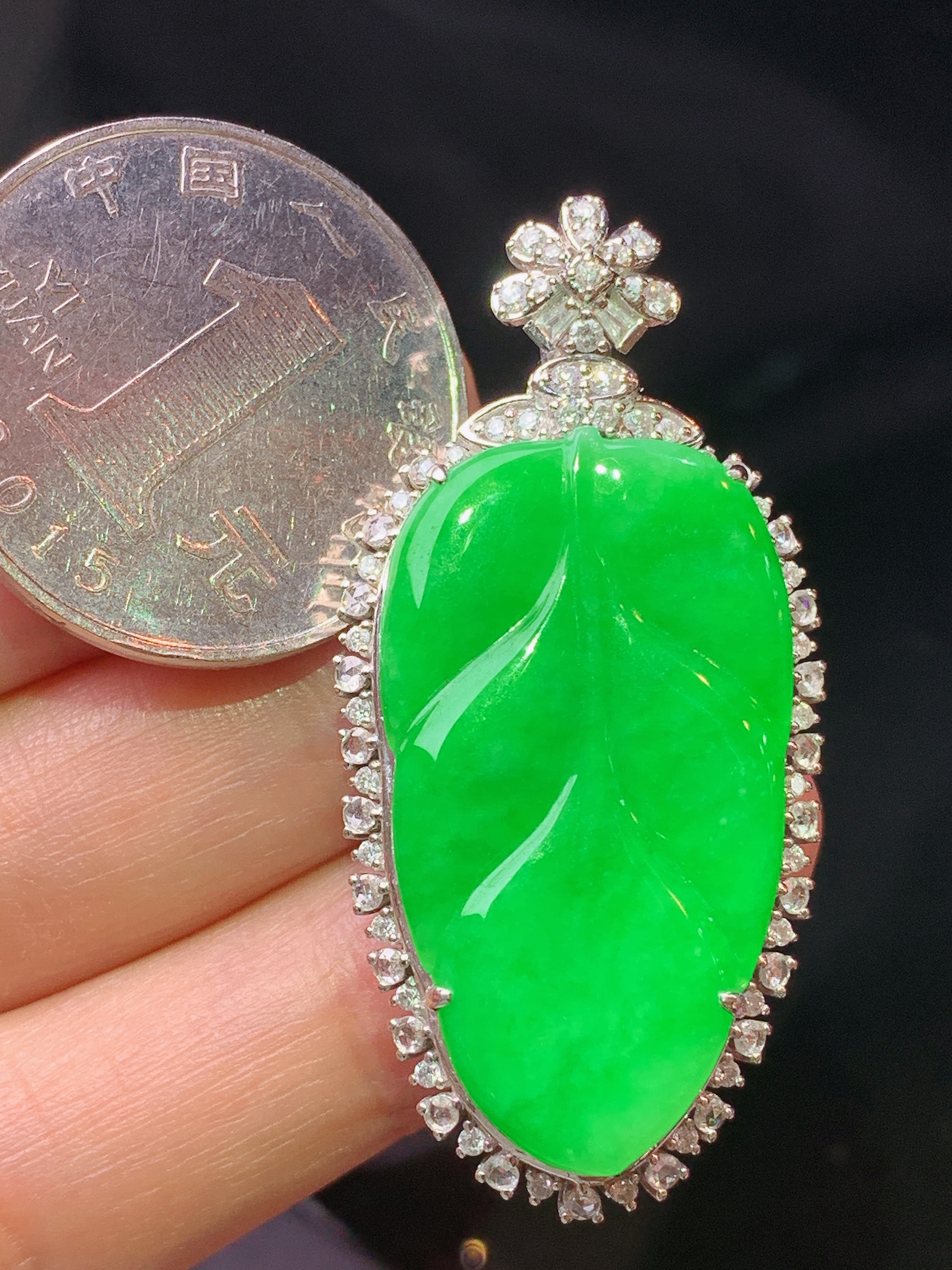 18k金钻镶嵌满绿树叶吊坠 玉质细腻 色泽艳丽清新 水润亮眼 整体尺寸44.2*21.5*9.5L2