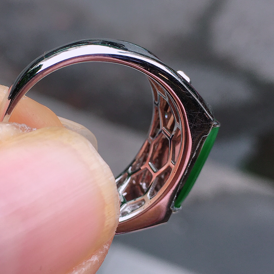 阳绿马鞍戒指，色泽均匀艳丽，玉质细腻，荧光感超
强，饱满圆润，尽显优雅气质，18k
金豪华镶嵌