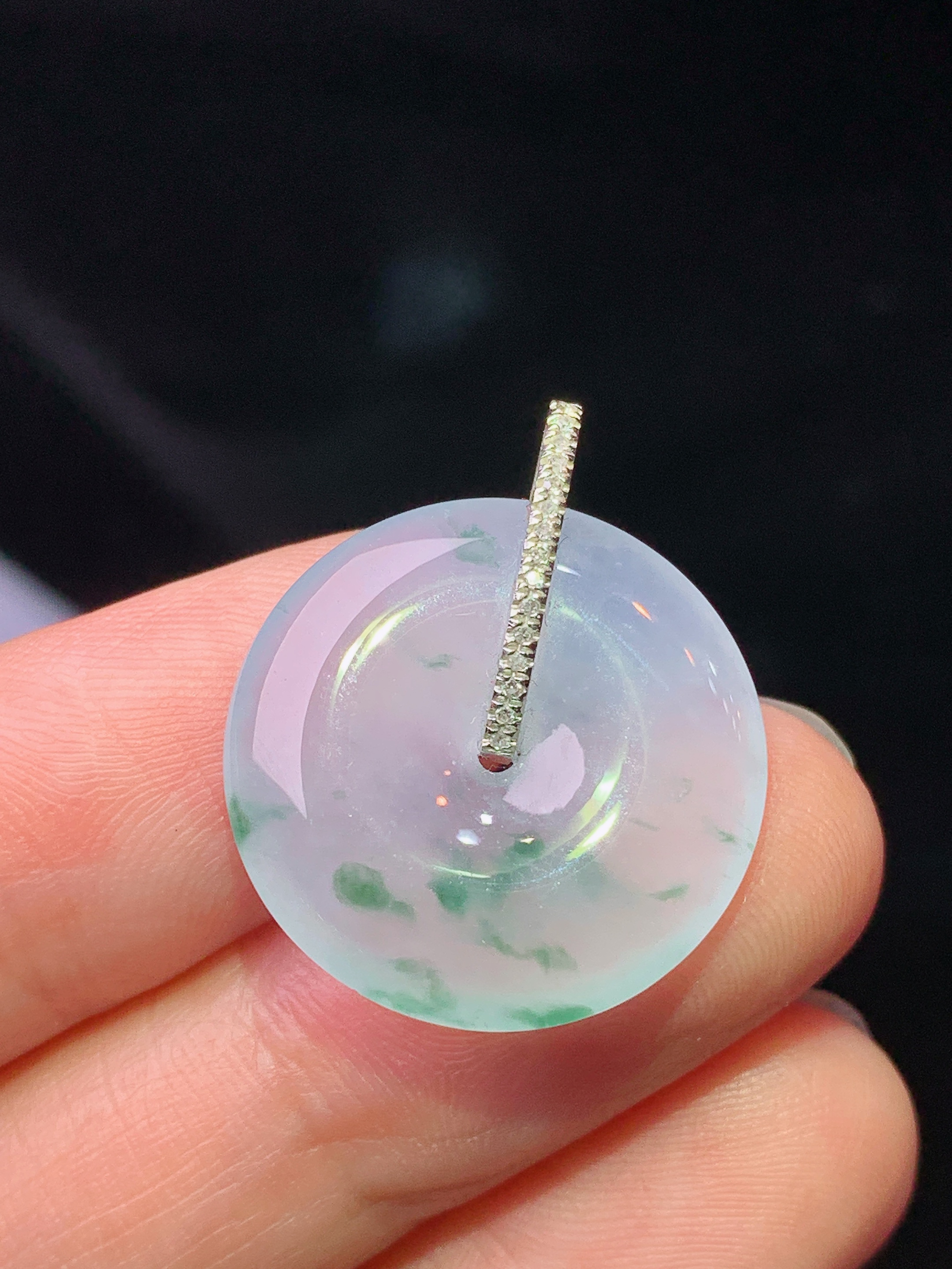 18k金钻镶嵌飘绿平安扣吊坠 玉质细腻 色泽艳丽清新 水润亮眼 整体尺寸23.8*20*3.8*2x