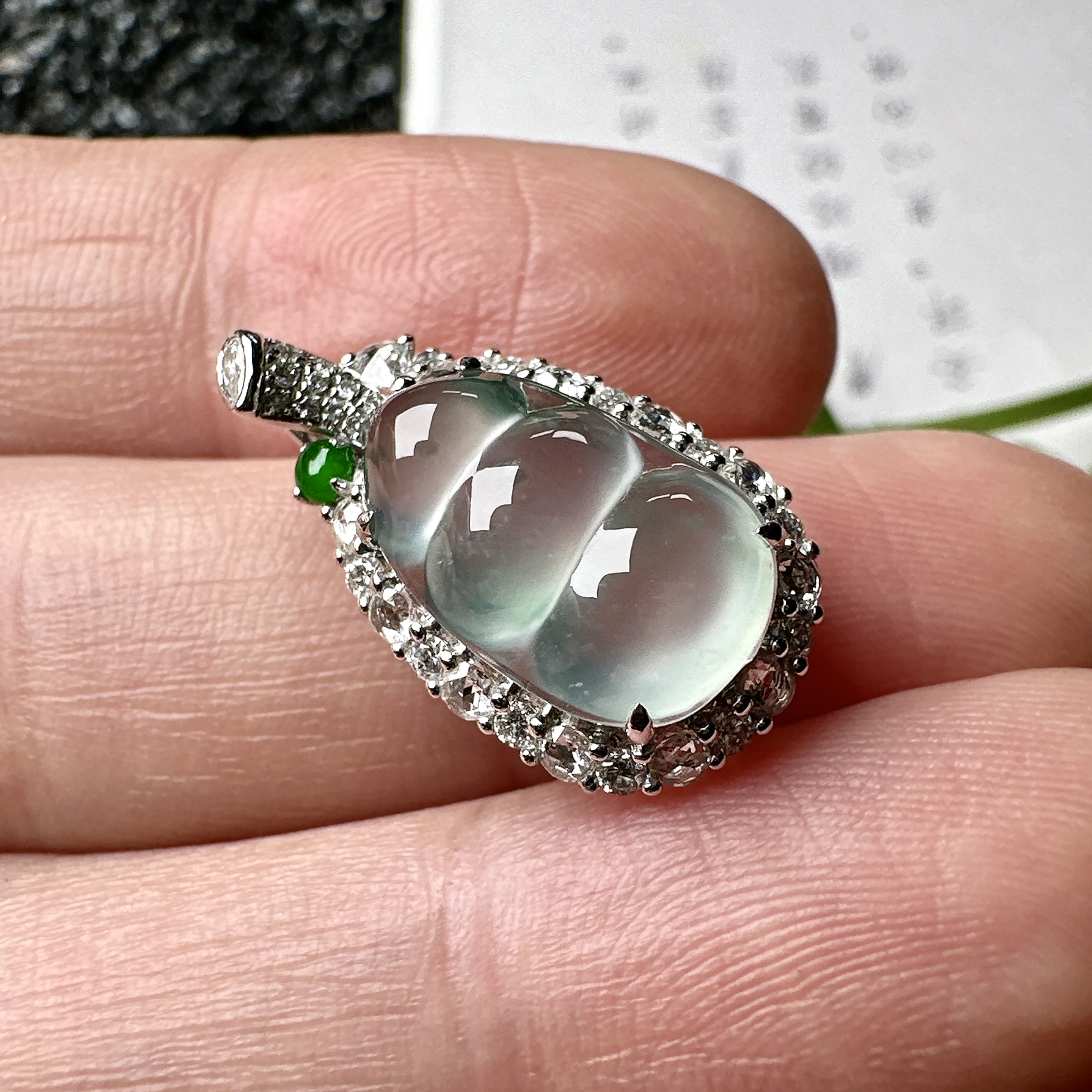 【玻璃种飘花福豆吊坠】种地上乘，冰感十足，通透起光，饱满圆润，收藏品质，18k金钻镶嵌，裸石尺寸14.4*8.7*4.1毫米