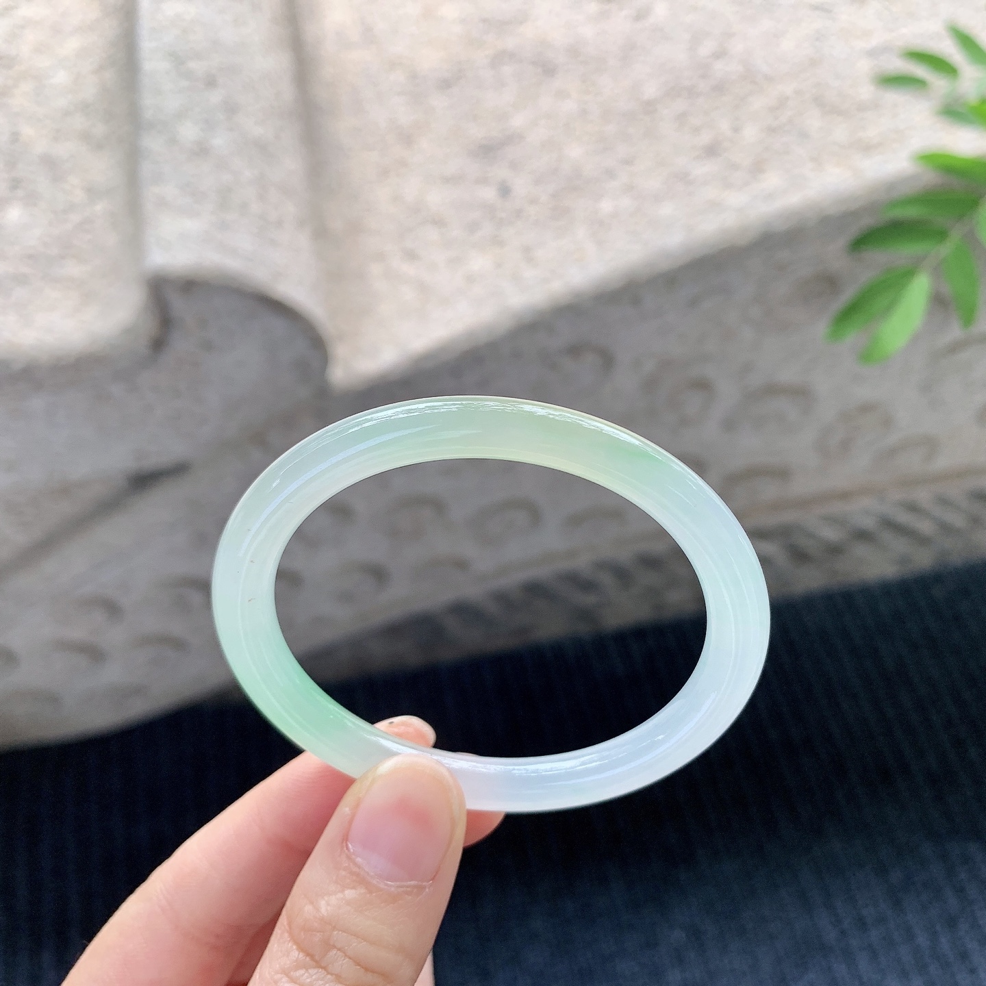 贵妃51 52【圈口】52.8/46.6/6.3/7.3【编码】N2120527【描述】冰糯黄加绿，水润，种老，细腻，打灯有棉线