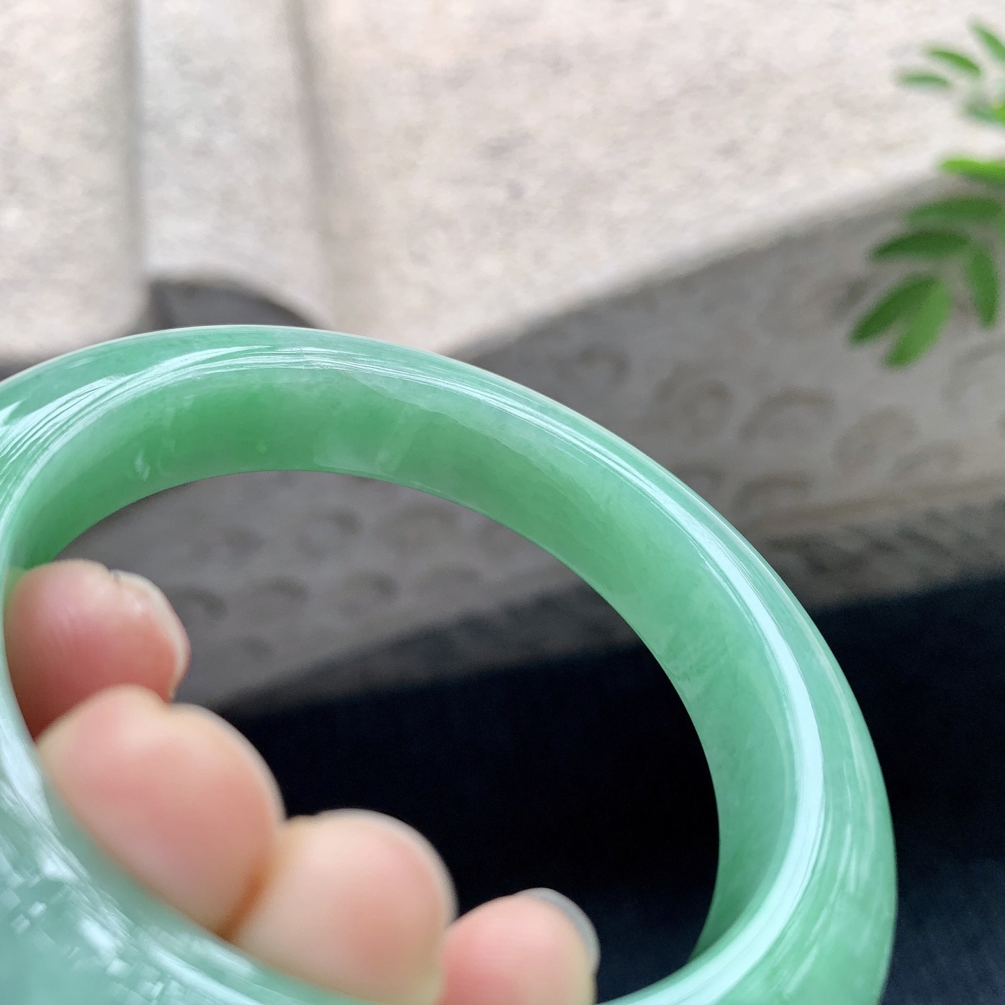 正圈53 54【圈口】54.8/11.8/10.6【万【编码】A1120538【描述】满绿，水润，种老，细腻，内侧有纹线