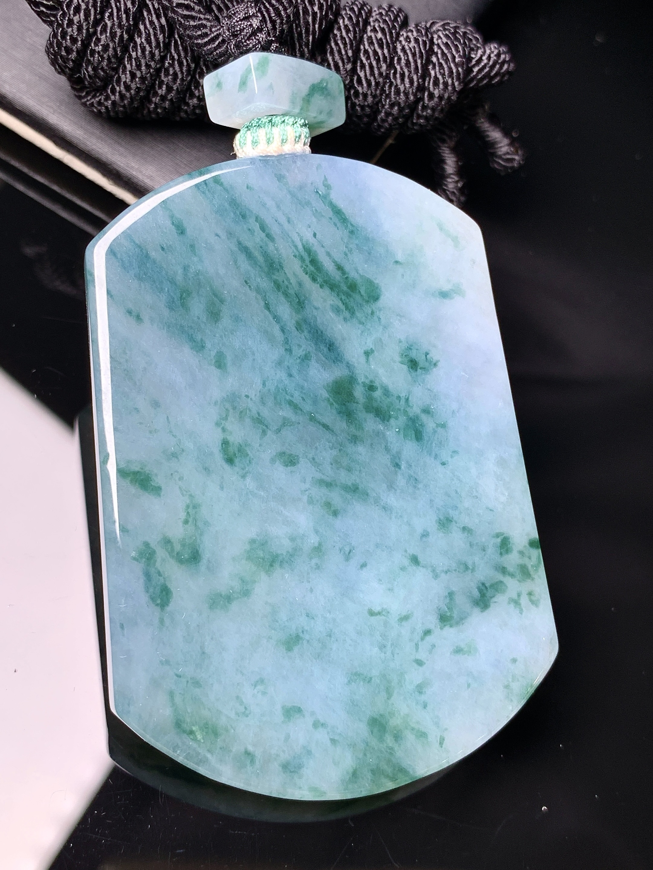 飘绿无事牌吊坠 玉质细腻 色泽艳丽清新 水润亮眼 整体尺寸53.5*37.5*6a5