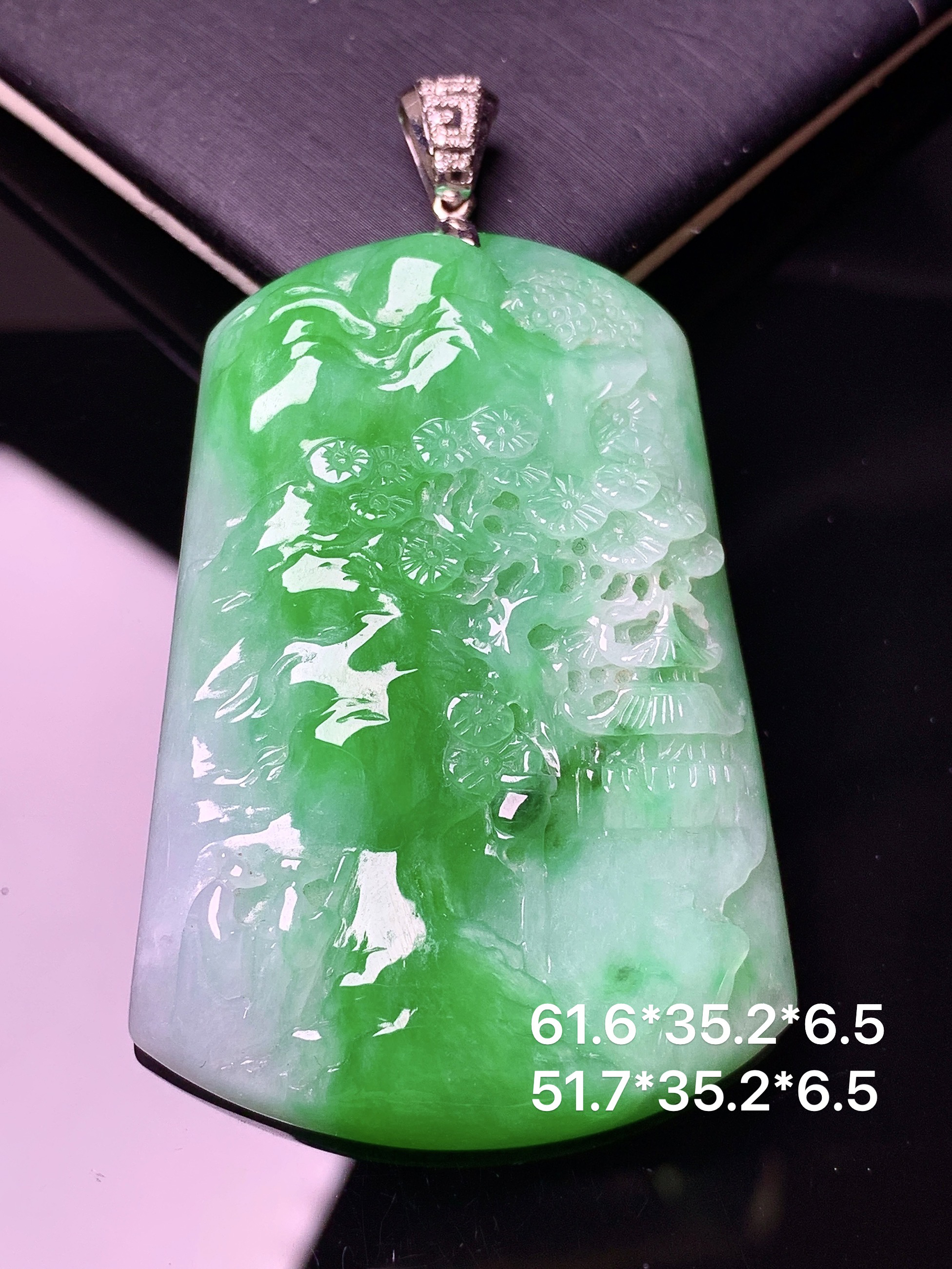 翠绿山水牌子吊坠 玉质细腻 色泽艳丽清新 水润亮眼 整体尺寸61.6*35.2*6.5L1