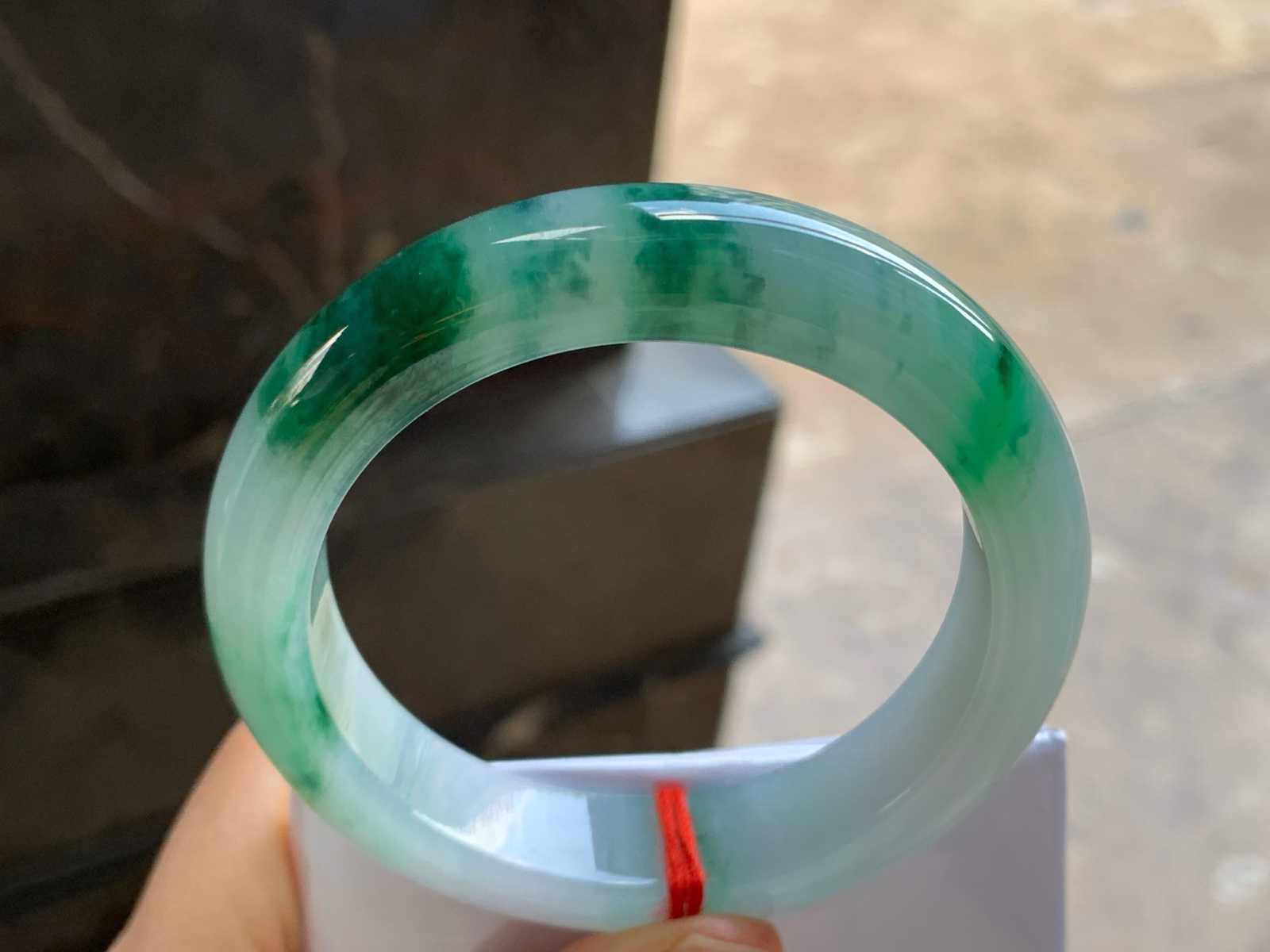 55-13.2-9.3

绿色手镯^_^鲜艳 玉质细腻