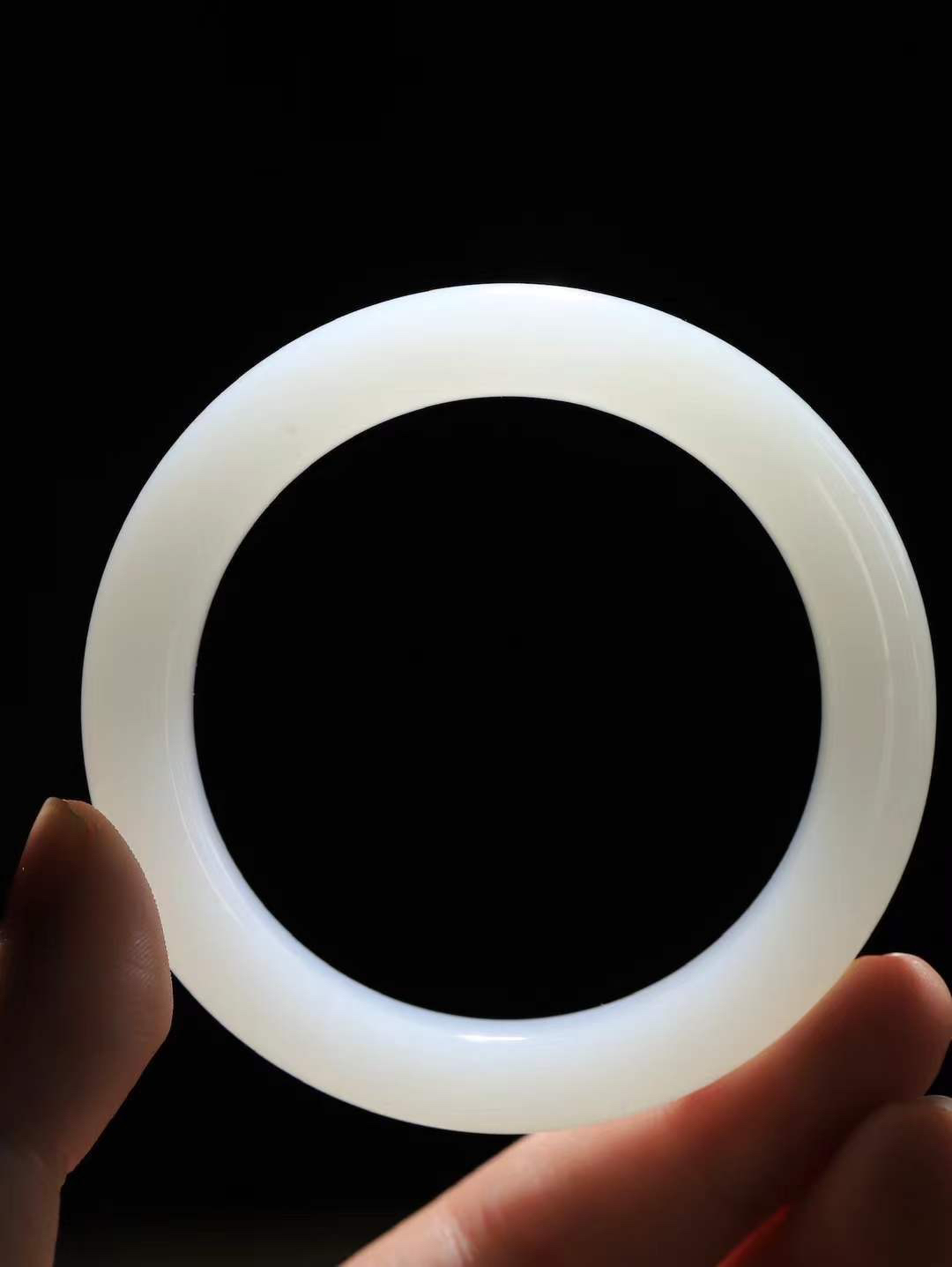 【腕间柔情.手镯】   

精品和田玉白玉手镯 玉质温润细腻 油性十足 古朴秀雅 轻抚岁月的栏杆软香温玉，腕间玉镯轻轻晃动，令人情动心间，撷一缕月末的芬芳，把心思铺陈，时光静美，惟有你最温柔。重53.6克   尺寸54.5-11.2-9.8mm  4640555A