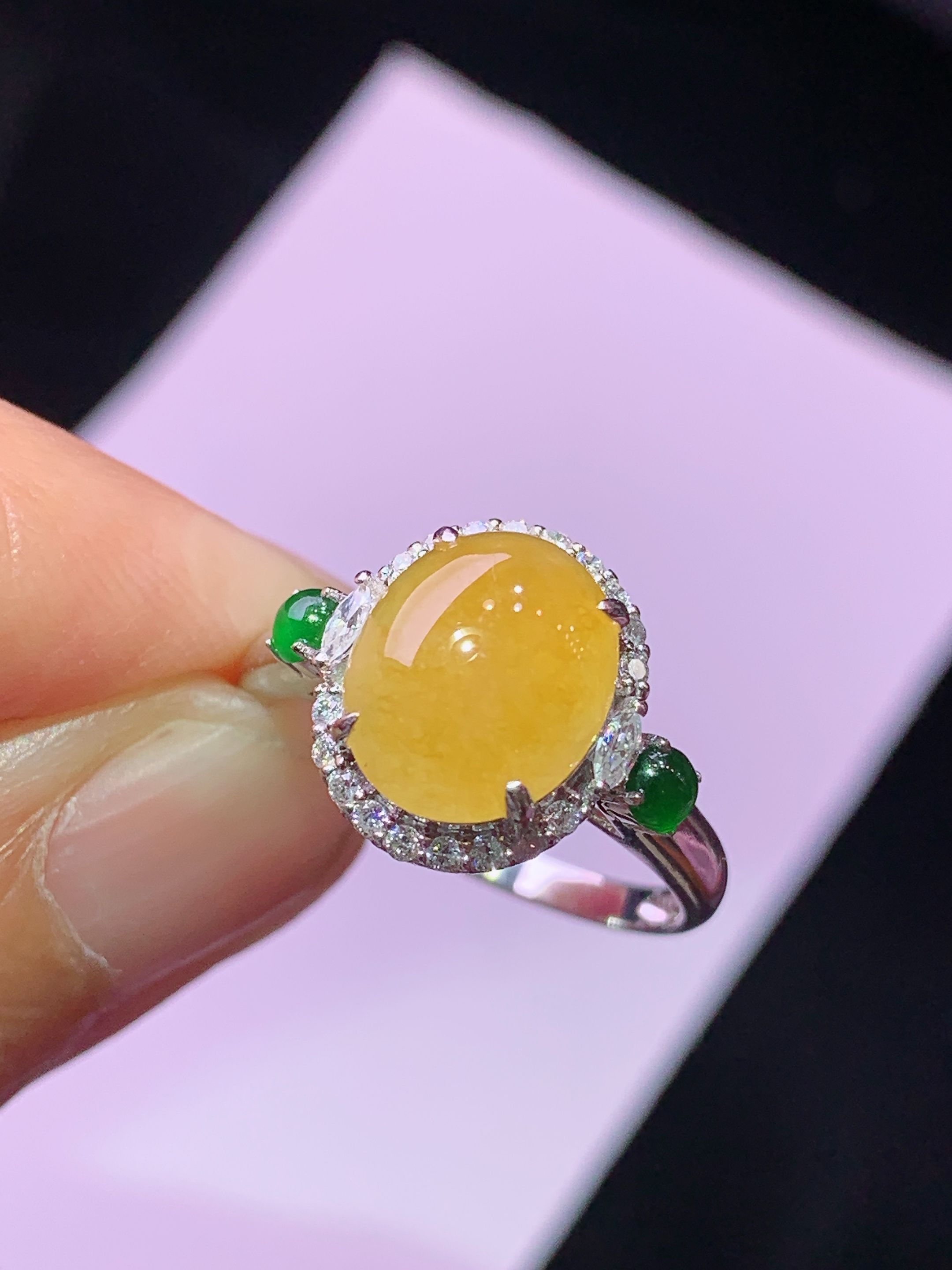 18k金钻镶嵌黄翡蛋面戒指 玉质细腻 色泽艳丽清新 水润亮眼 圈口14.5 整体尺寸12.5*11*8m3