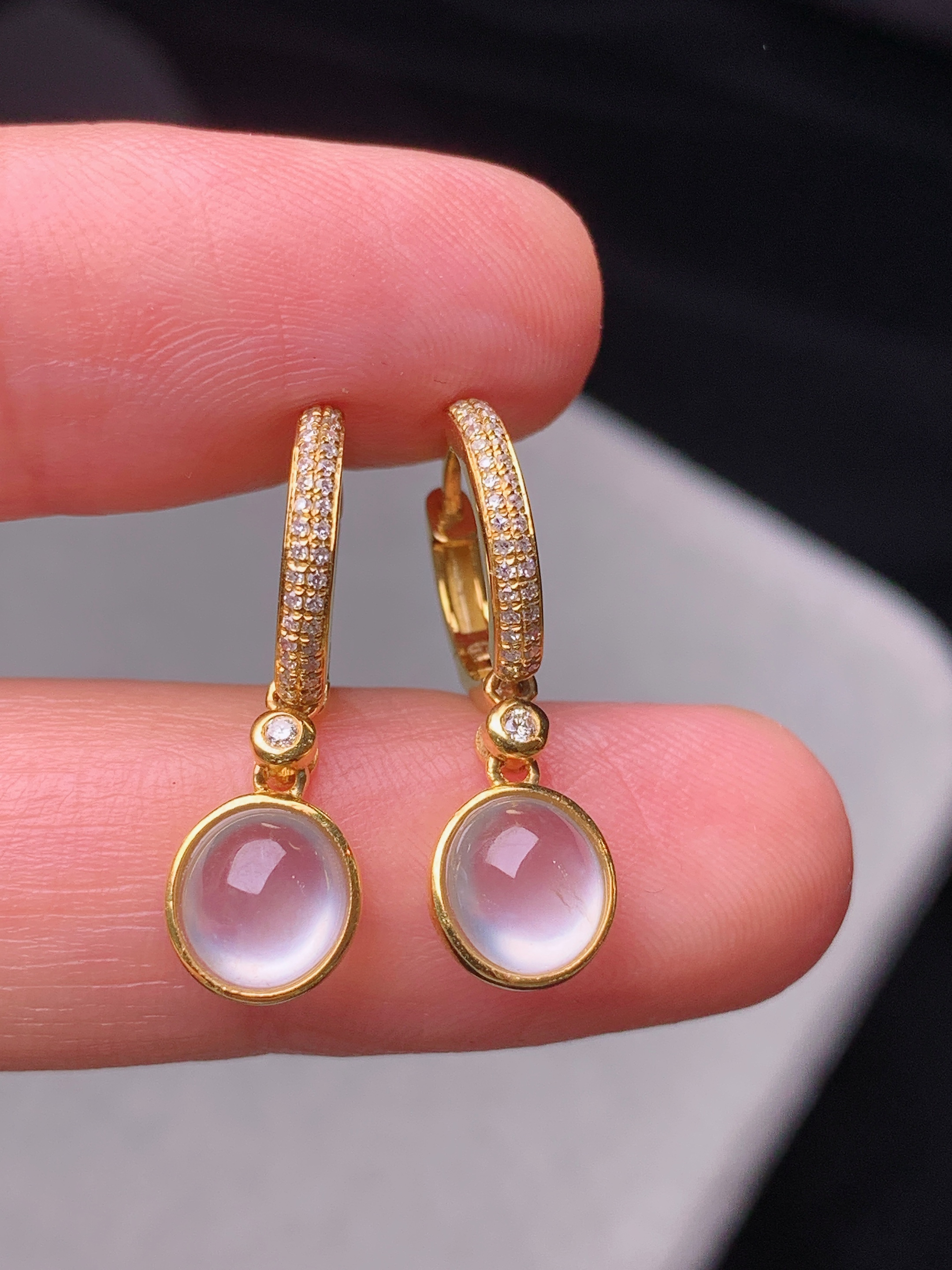 18k金钻镶嵌冰种蛋面耳坠 玉质细腻 色泽艳丽清新 水润亮眼 整体尺寸22.5*7*3.8m3