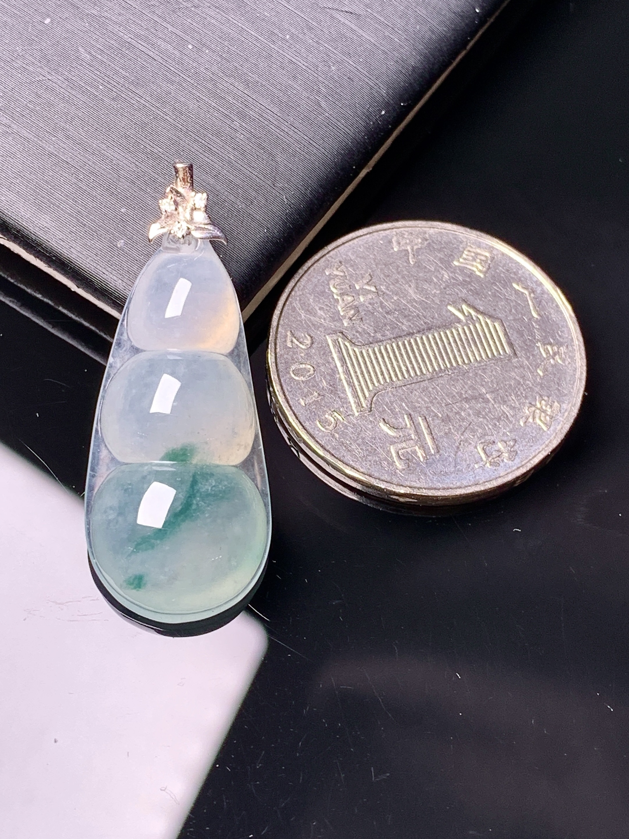 18k金钻镶嵌飘绿四季豆吊坠 玉质细腻 色泽艳丽清新 水润亮眼 整体尺寸33.6*13.5*7m1