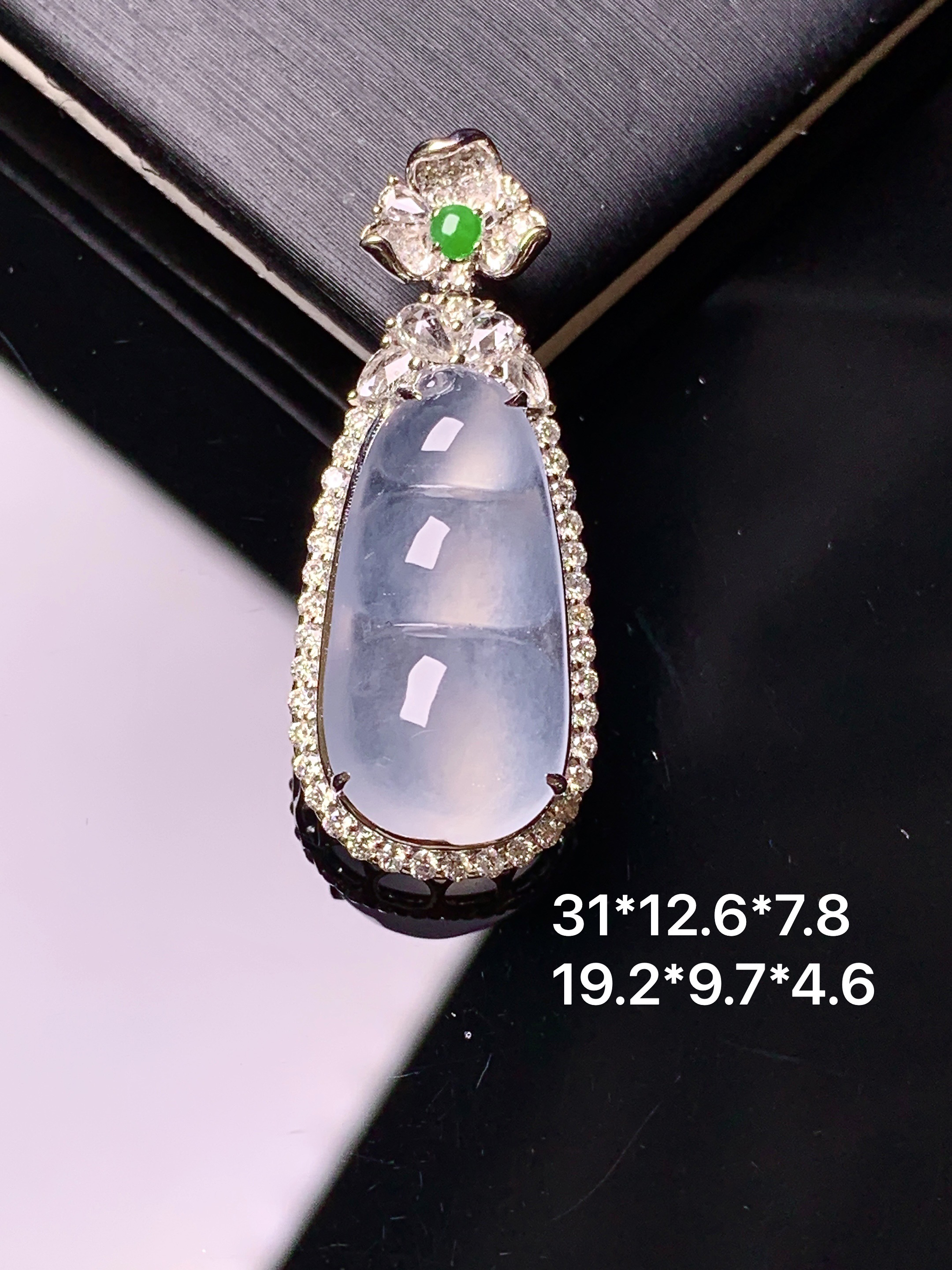 18k金钻镶嵌冰种四季豆吊坠 玉质细腻 色泽艳丽清新 水润亮眼 整体尺寸31*12.6*7.8f3