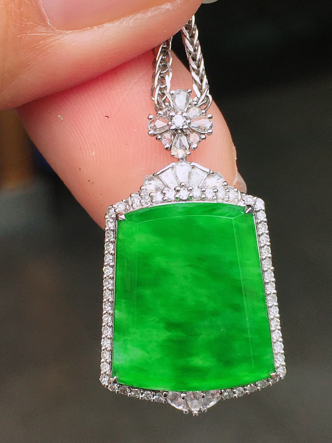 阳绿无事牌吊坠，色泽均匀艳丽，玉质细腻，荧光感超
强，饱满圆润，尽显优雅气质，18k
金豪华镶嵌