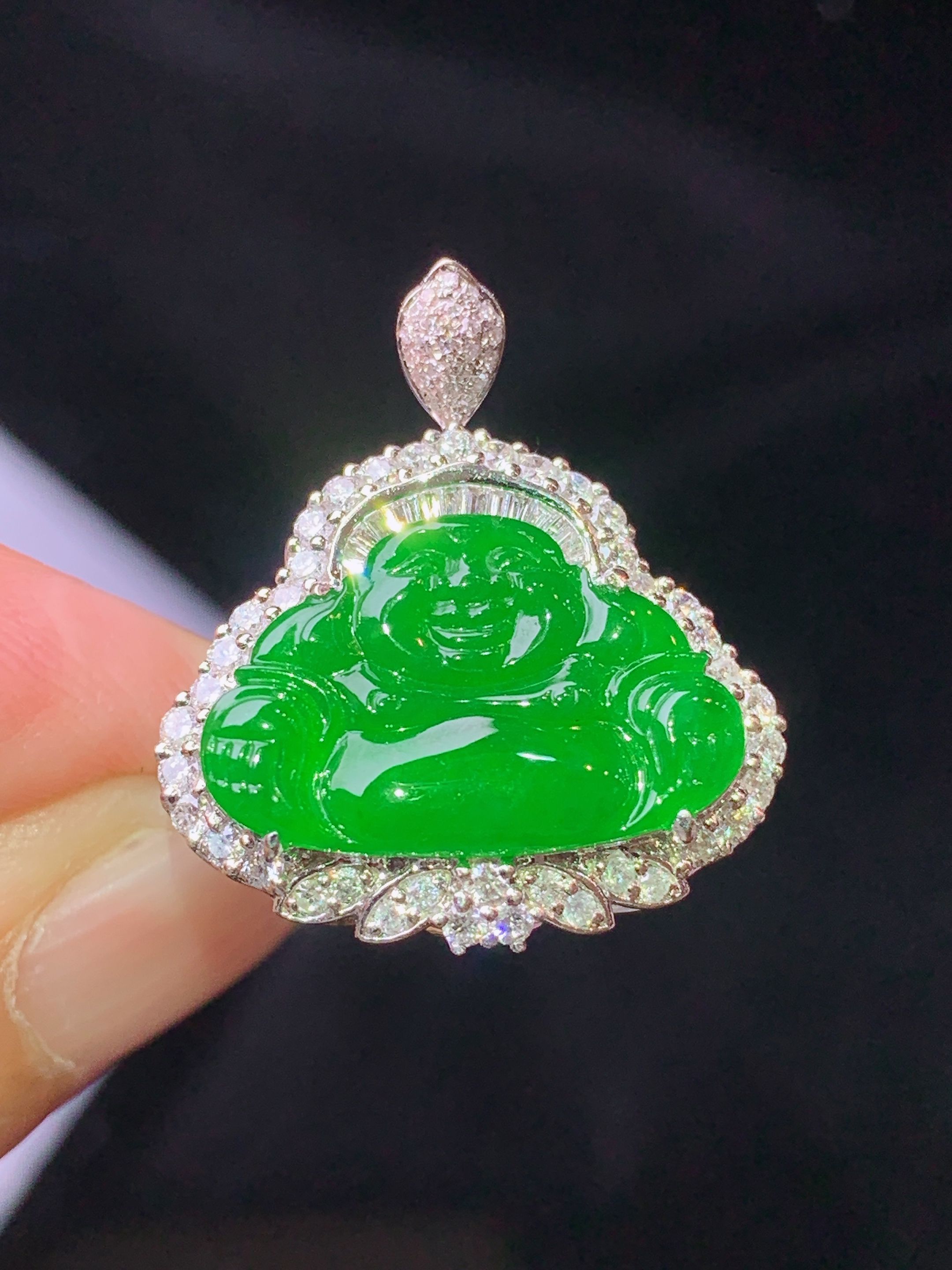 18k金钻镶嵌满绿佛公戒指吊坠两用吊坠 玉质细腻 色泽艳丽清新 水润亮眼 圈口16 整体尺寸23.5*20.5*9.3m3