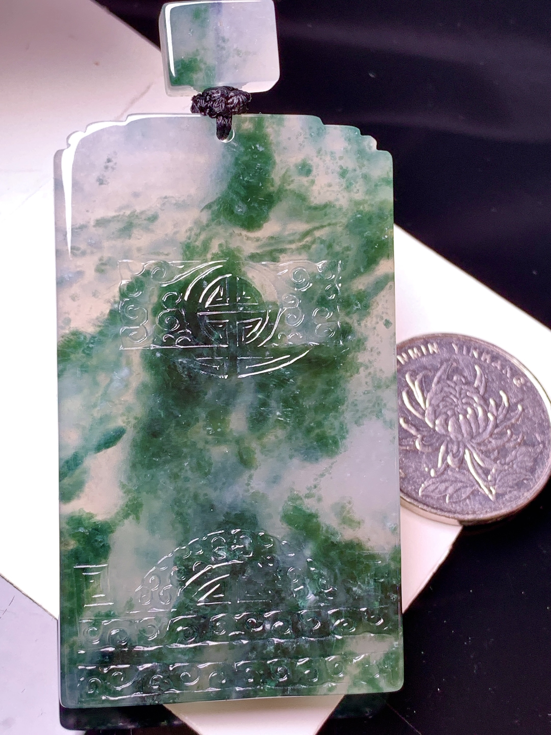 飘绿无事牌吊坠 玉质细腻 色泽艳丽清新 水润亮眼 整体尺寸61.6*36*5.7L1