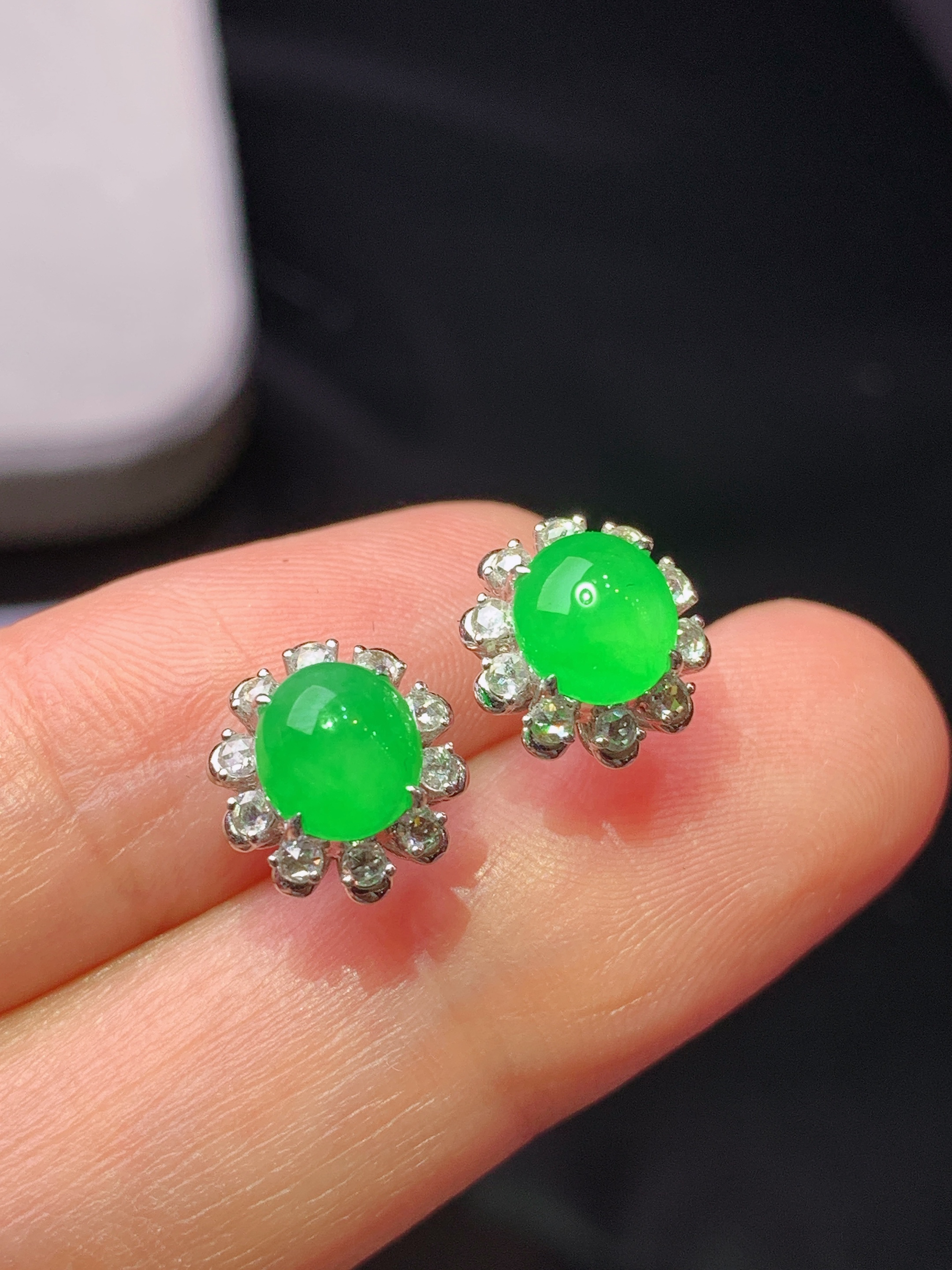 18k金钻镶嵌满绿蛋面耳钉 玉质细腻 色泽艳丽清新 水润亮眼 整体尺寸10*9.5*7b2