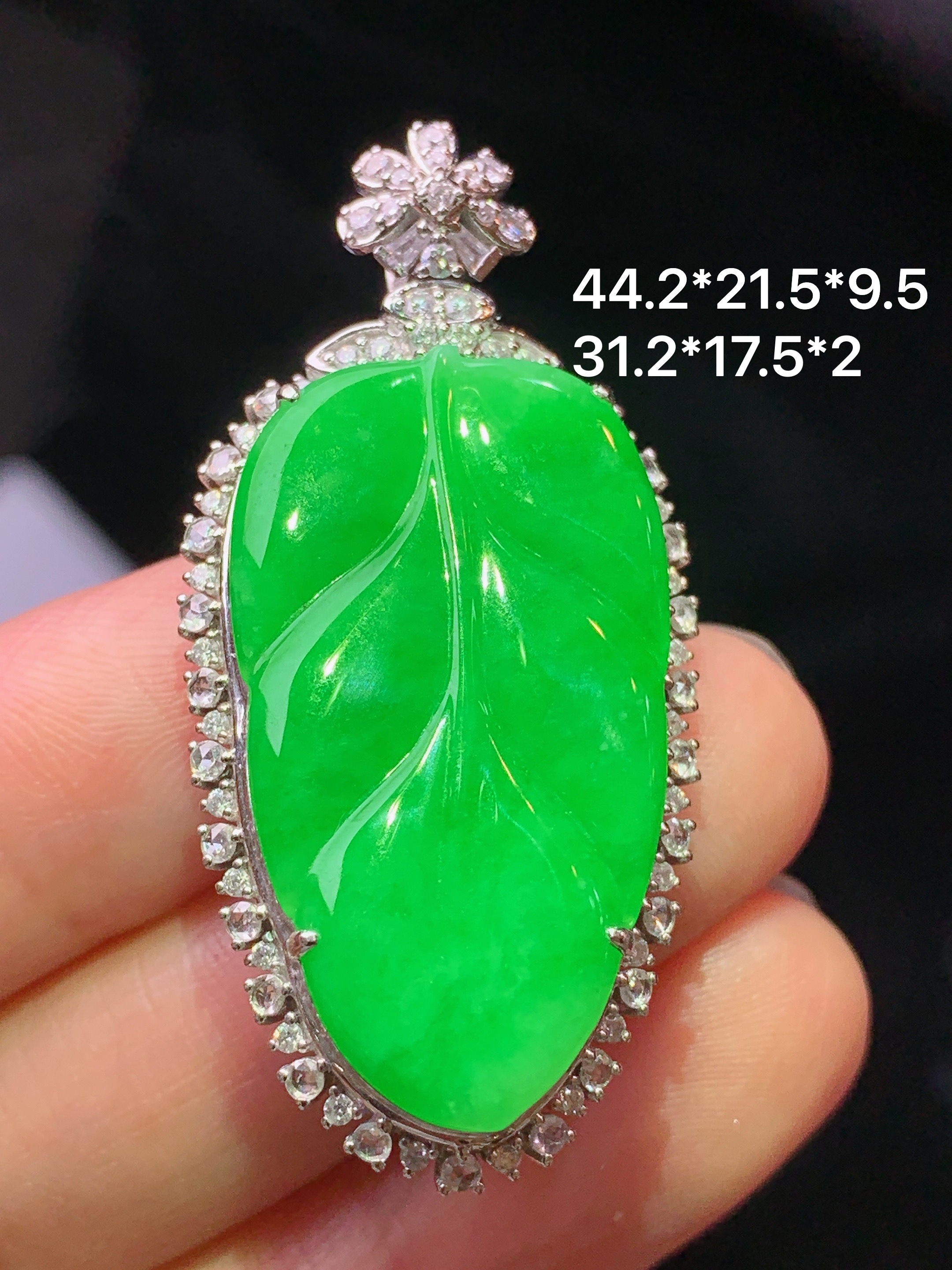 18k金钻镶嵌满绿树叶吊坠 玉质细腻 色泽艳丽清新 水润亮眼 整体尺寸44.2*21.5*9.5L2